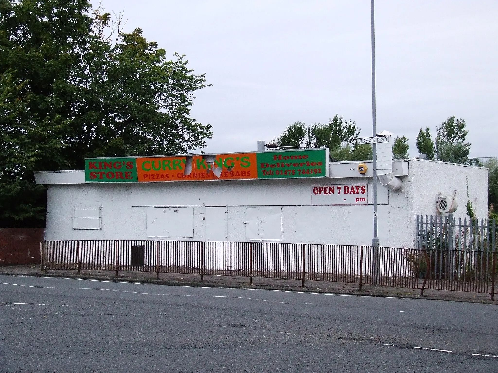 Photo showing: Curry King's Former cafe and chip shop on Glasgow Road. Appears to be closed down.
