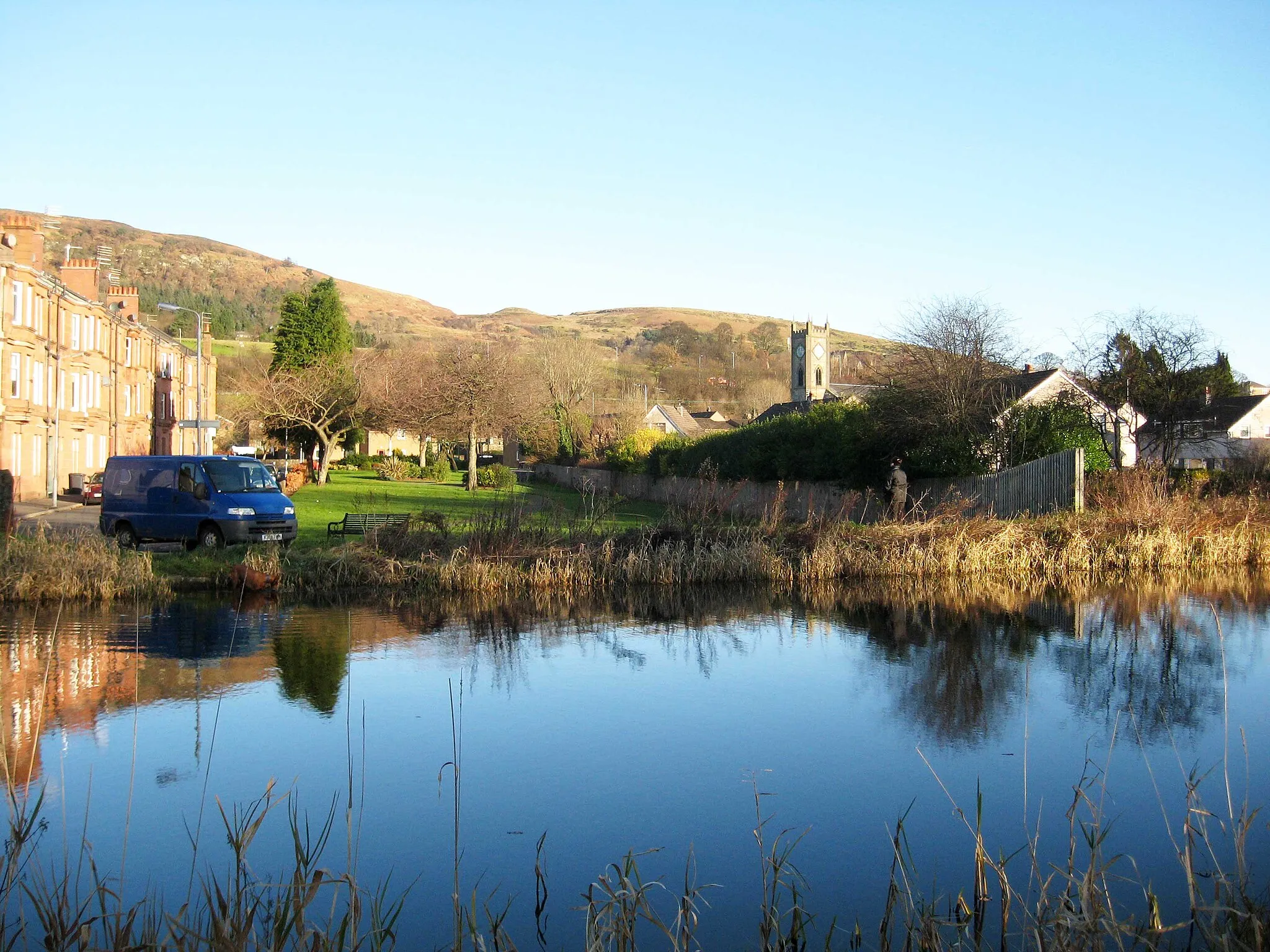 Photo showing: Old Kilpatrick seen across the Forth and Clyde Canal.