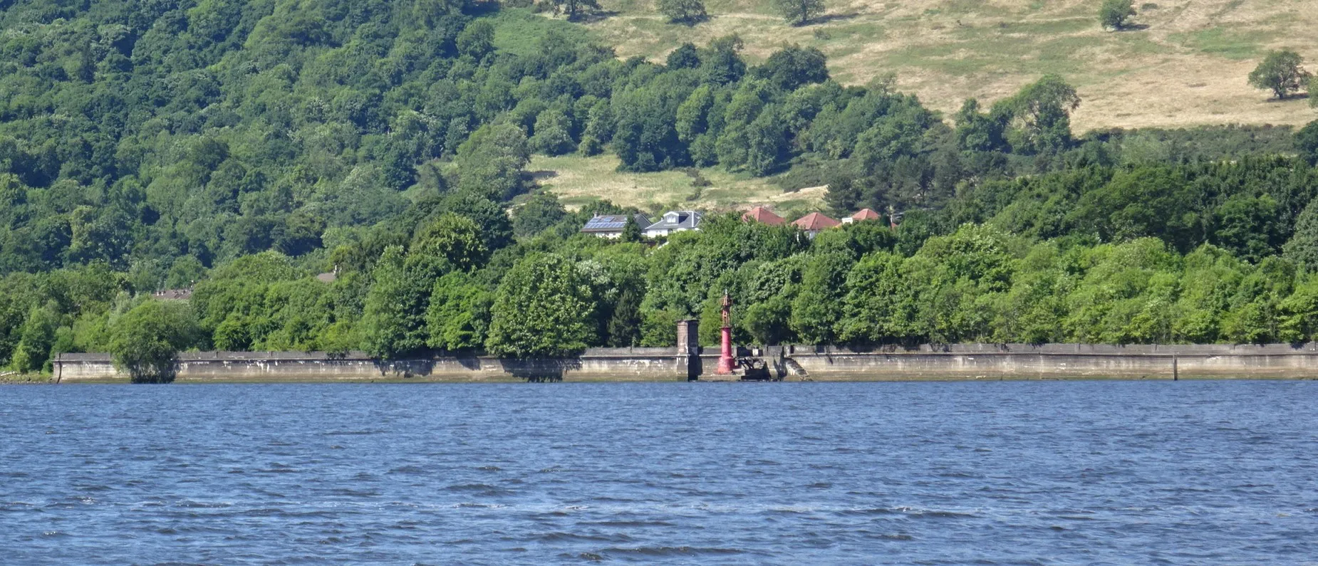 Photo showing: Donald's Quay Light (painted red) and footbridge remant, Old Kilpatrick, Dunbartonshire, Scotland.