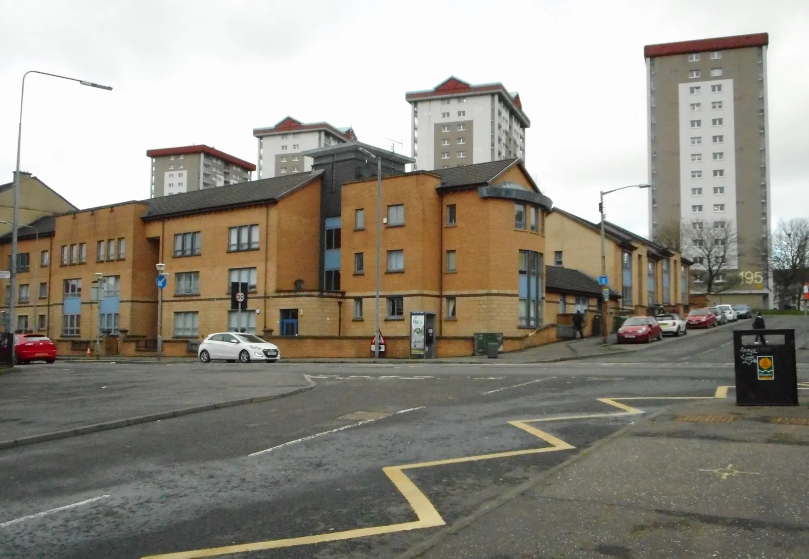 Photo showing: Flats on Hawthorn Street