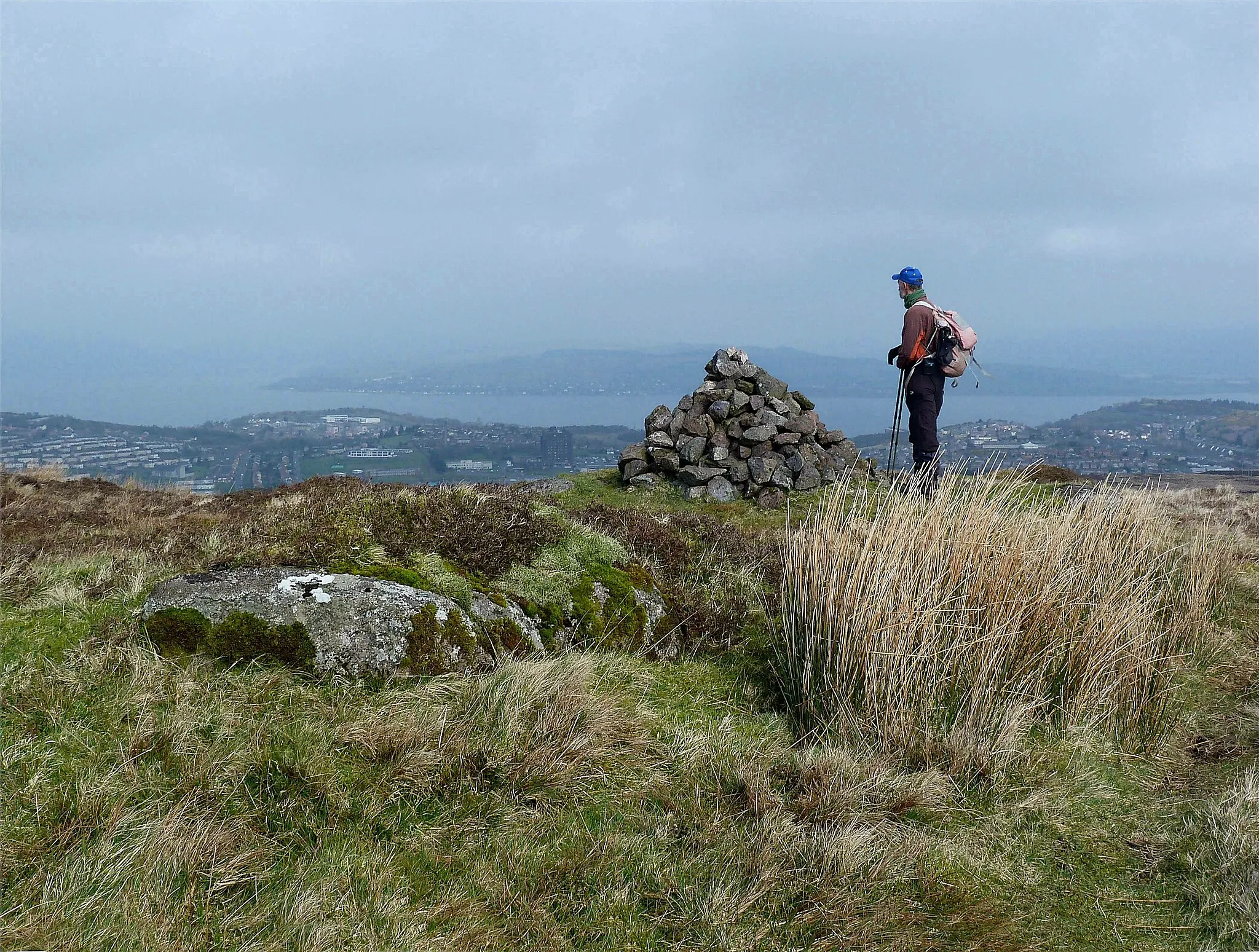 Photo showing: Scroggy Bank (cairn)