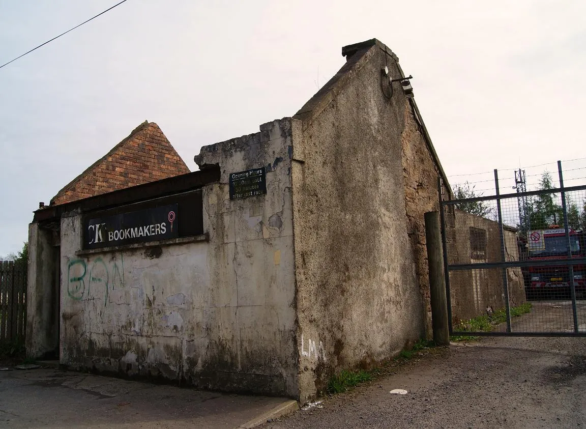 Photo showing: Old Bookies, Banknock