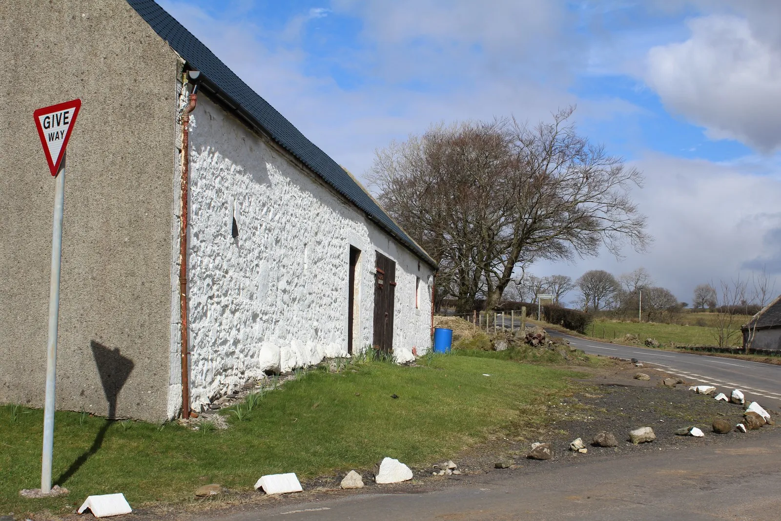 Photo showing: Crossroads at Hall Farm