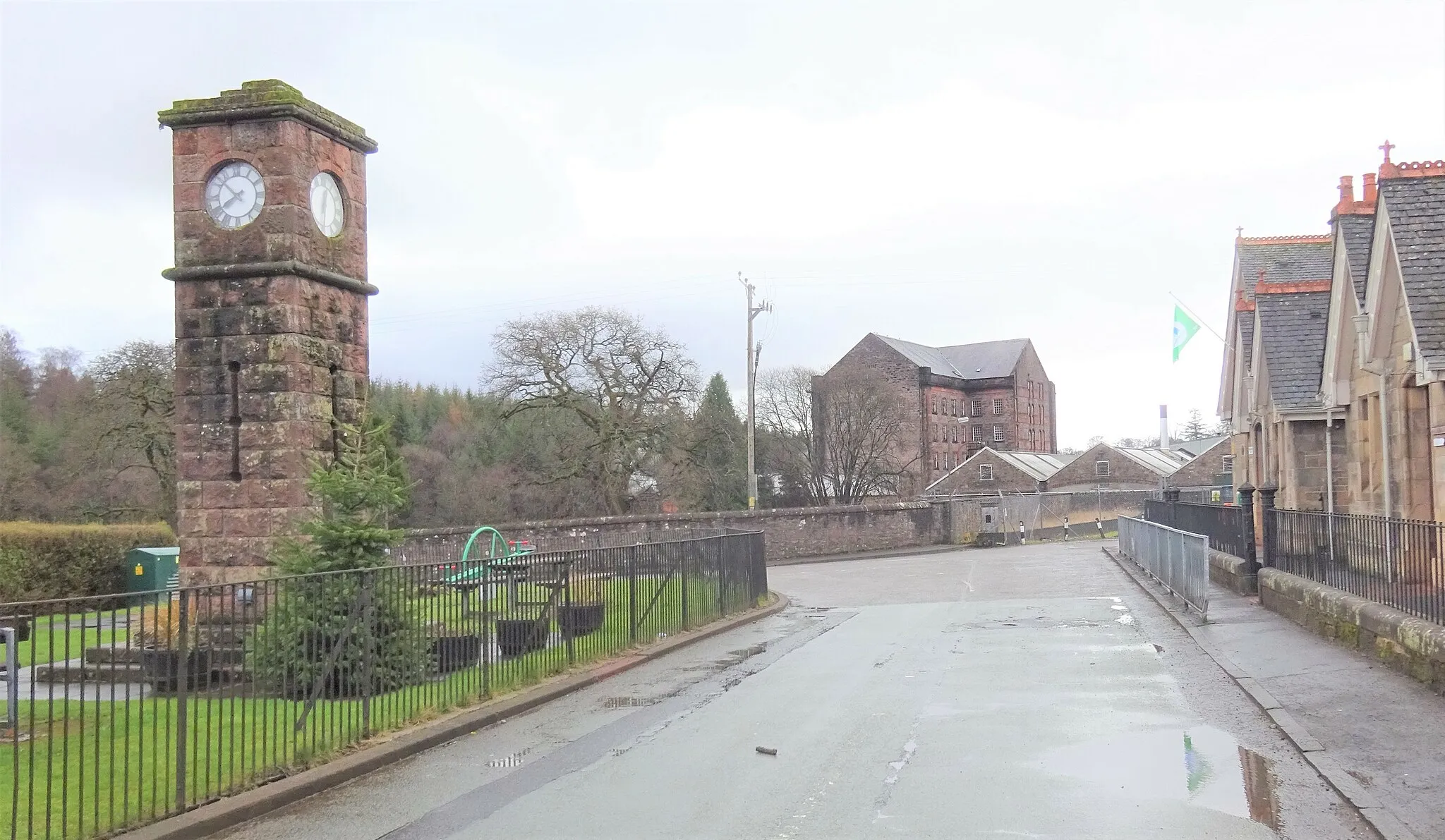 Photo showing: The Deanston Memorial Clock, village and distillery, Stirling.