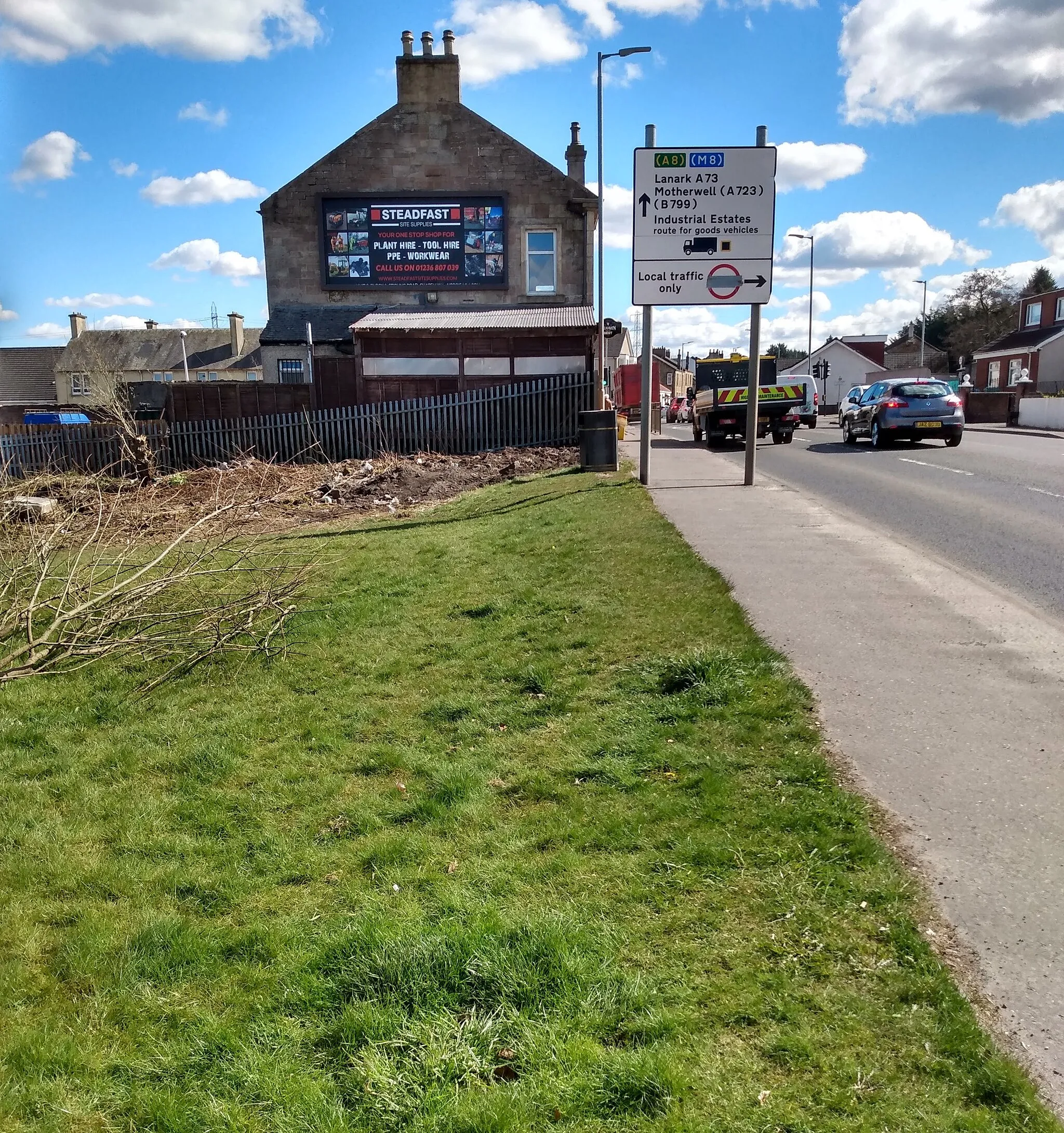 Photo showing: Approaching Lauchope Street junction