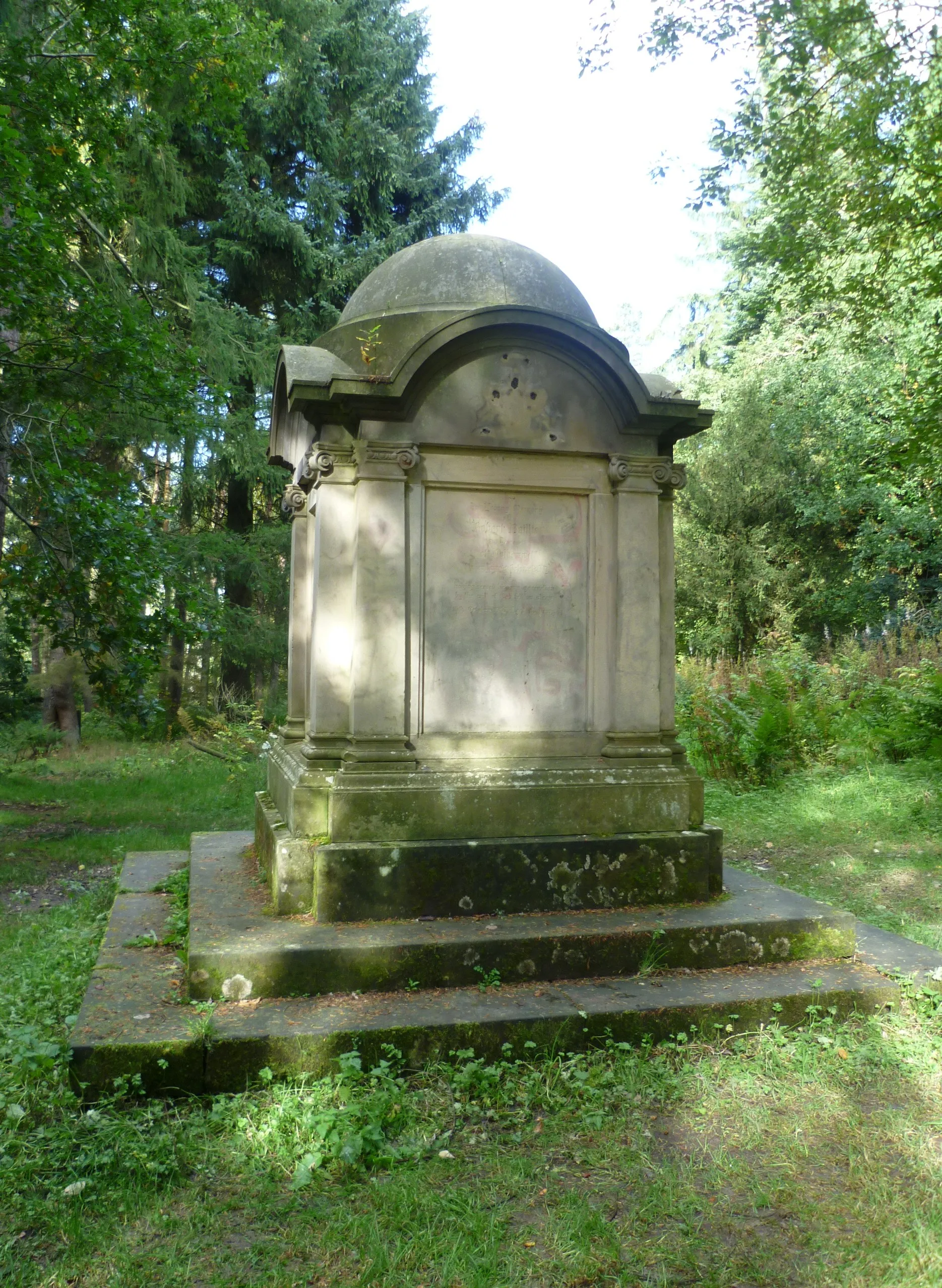 Photo showing: The mausoleum of Sir Adrian Baillie, 6th Baronet of Polkemmet who died in 1947 (the house was demolished by its later owner, the National Coal Board, in the 1960s).