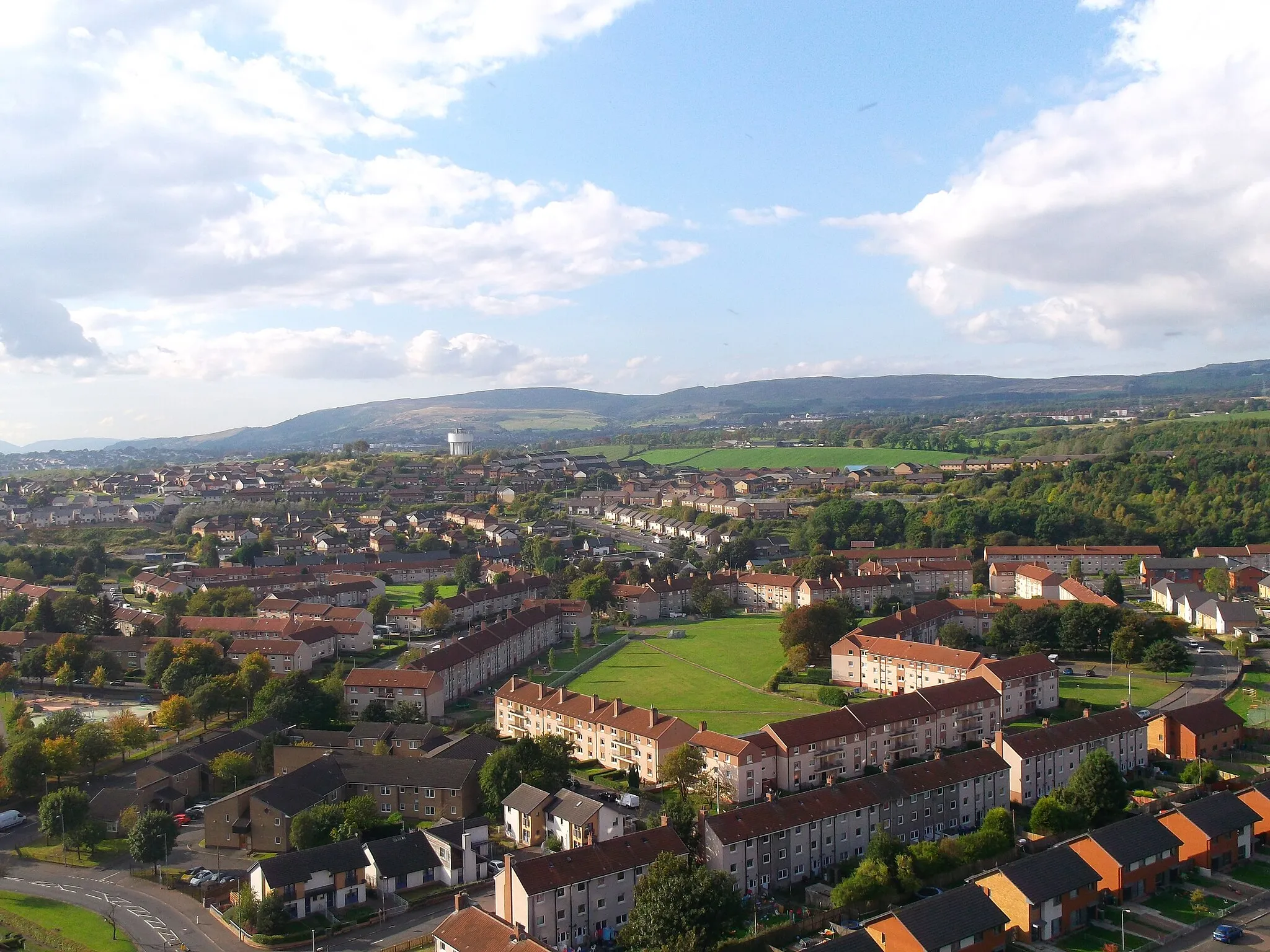 Photo showing: Looking towards the Water Tower from 15 Linkwood Crescent, Drumchapel, Glasgow