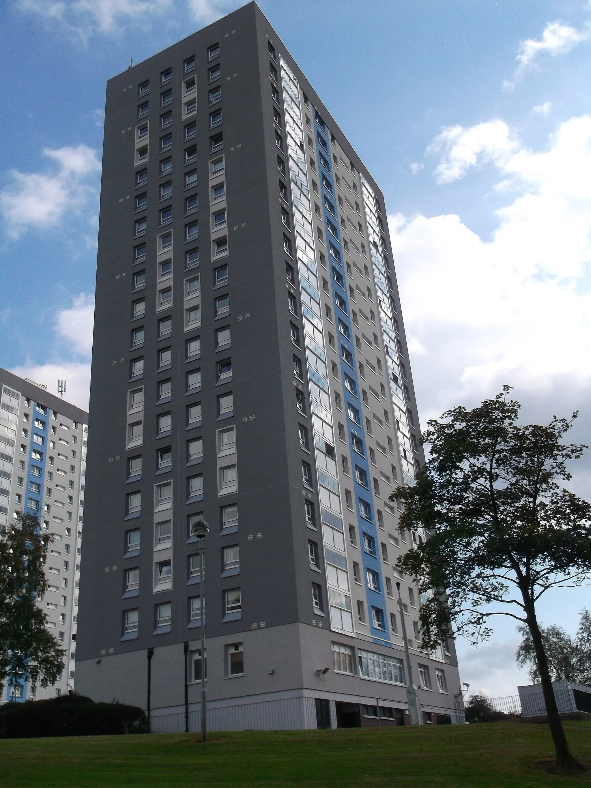 Photo showing: 27 Linkwood Crescent, Drumchapel, Glasgow. A 19 storey block of flats, which had recently been refurbished.