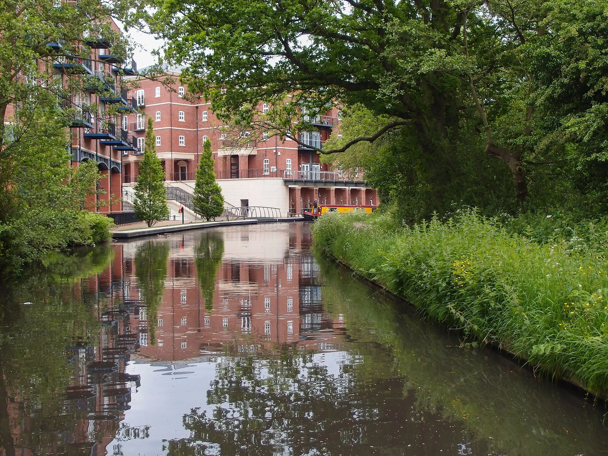 Photo showing: Dickens Heath Village on the Stratford canal