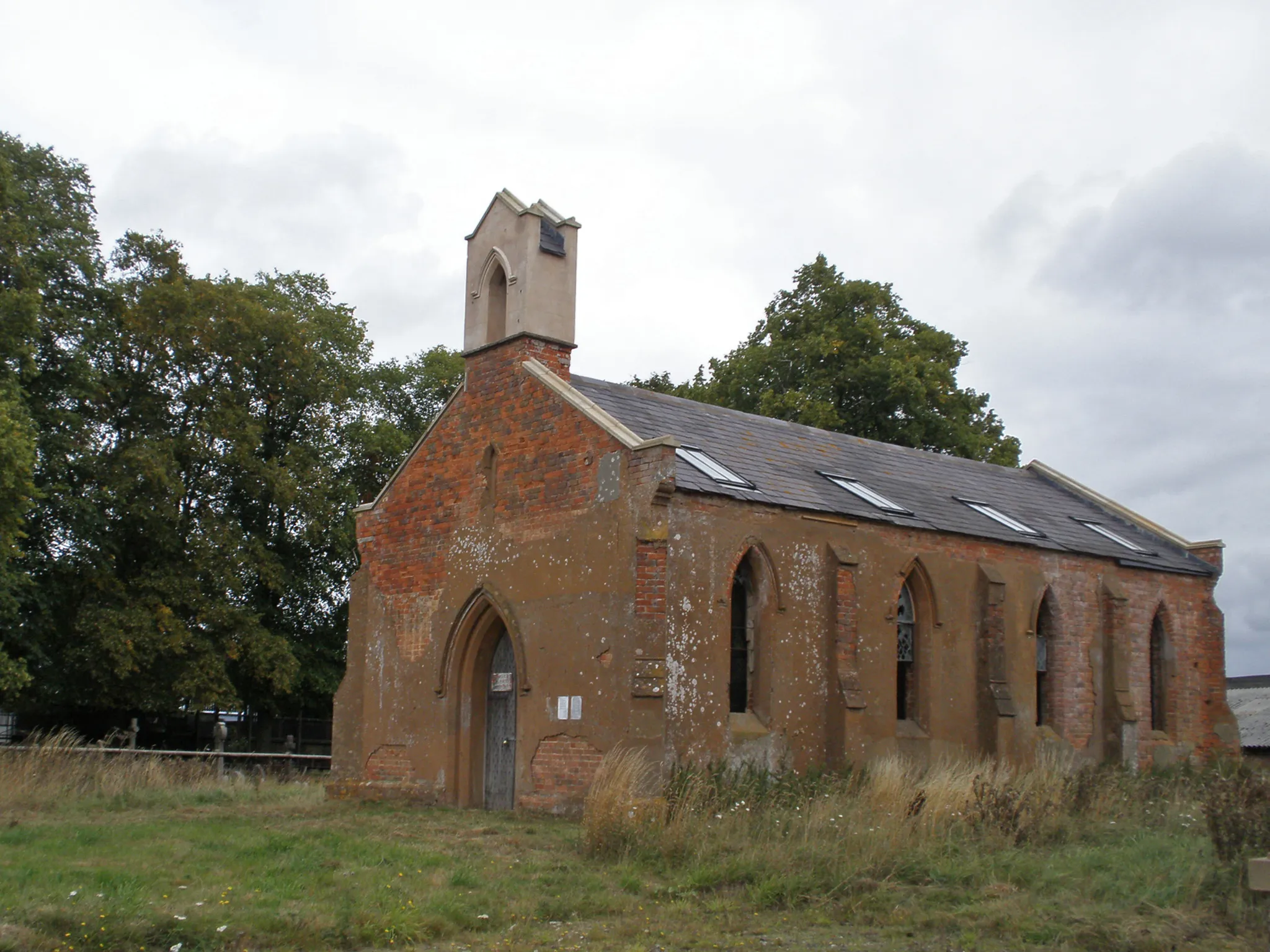 Photo showing: Abandoned chapel and burial ground of St Peter, Obelisk Farm, Nuthurst, Warwickshire, seen from the southwest. The chapel was built in 1834 on the site of an earlier one which stood here from at least 1216. There are two Commonwealth War Graves Commission graves in the chapel yard.