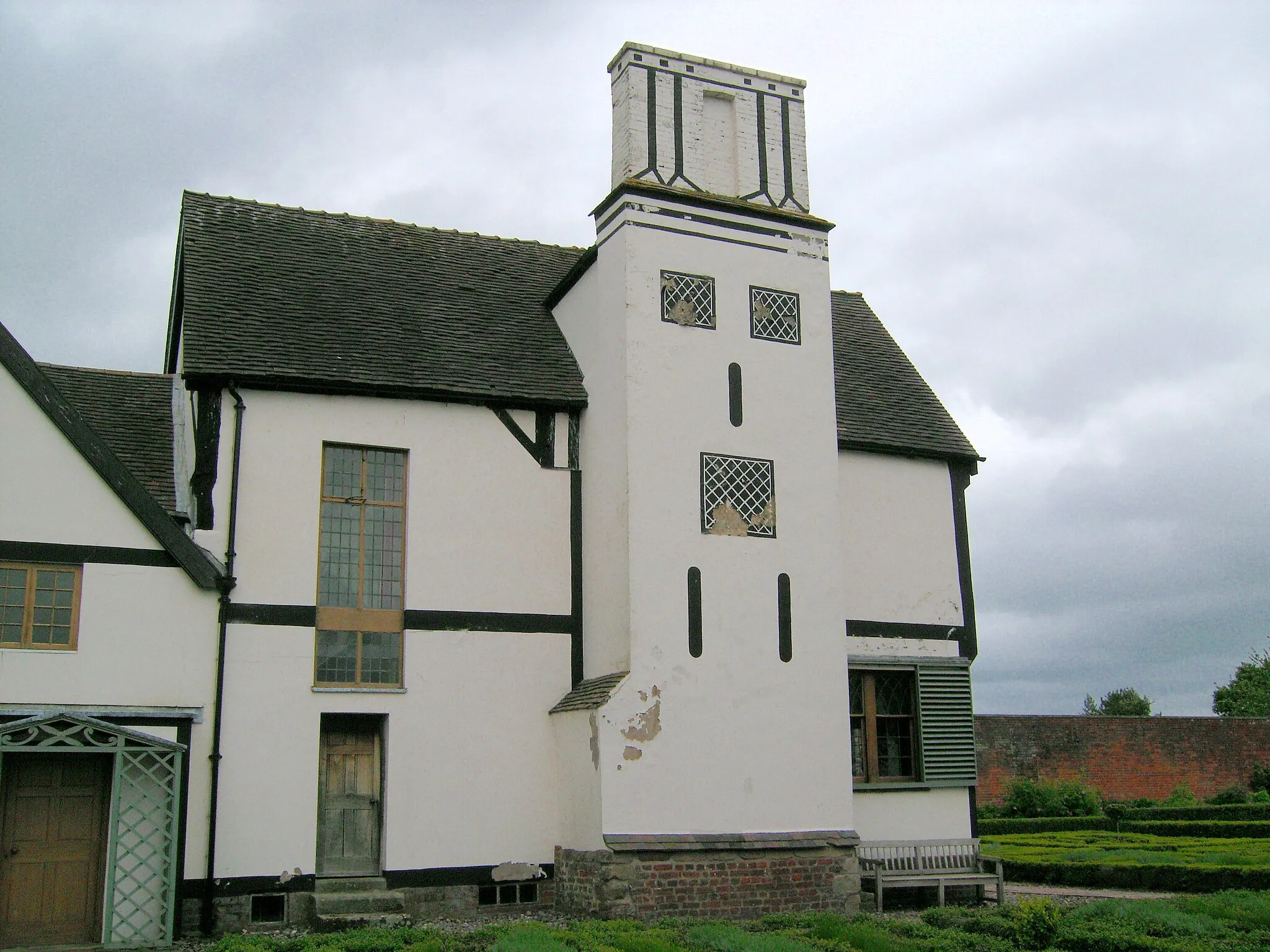 Photo showing: The 17th century hunting lodge, viewed from the west. Boscobel House, Shropshire.