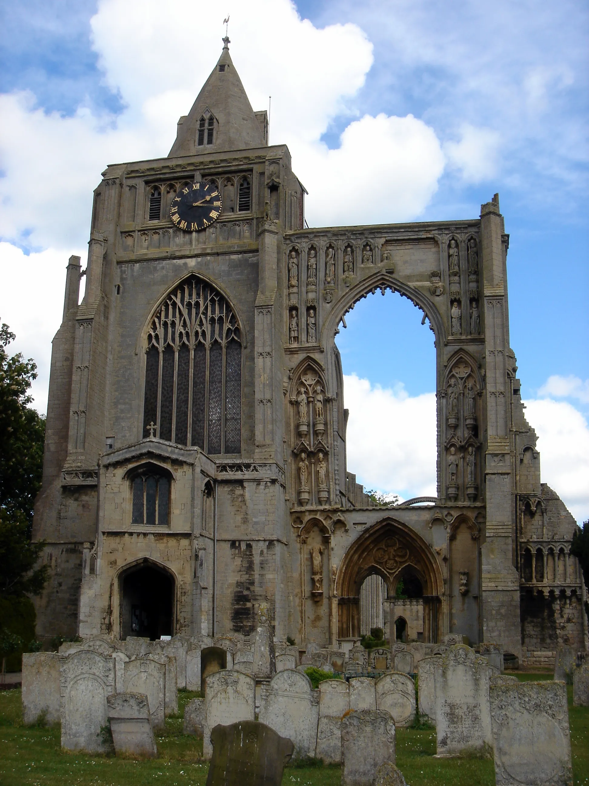 Photo showing: The parish church of Crowland and, the west front of the ruined nave of the Croyland Abbey.
