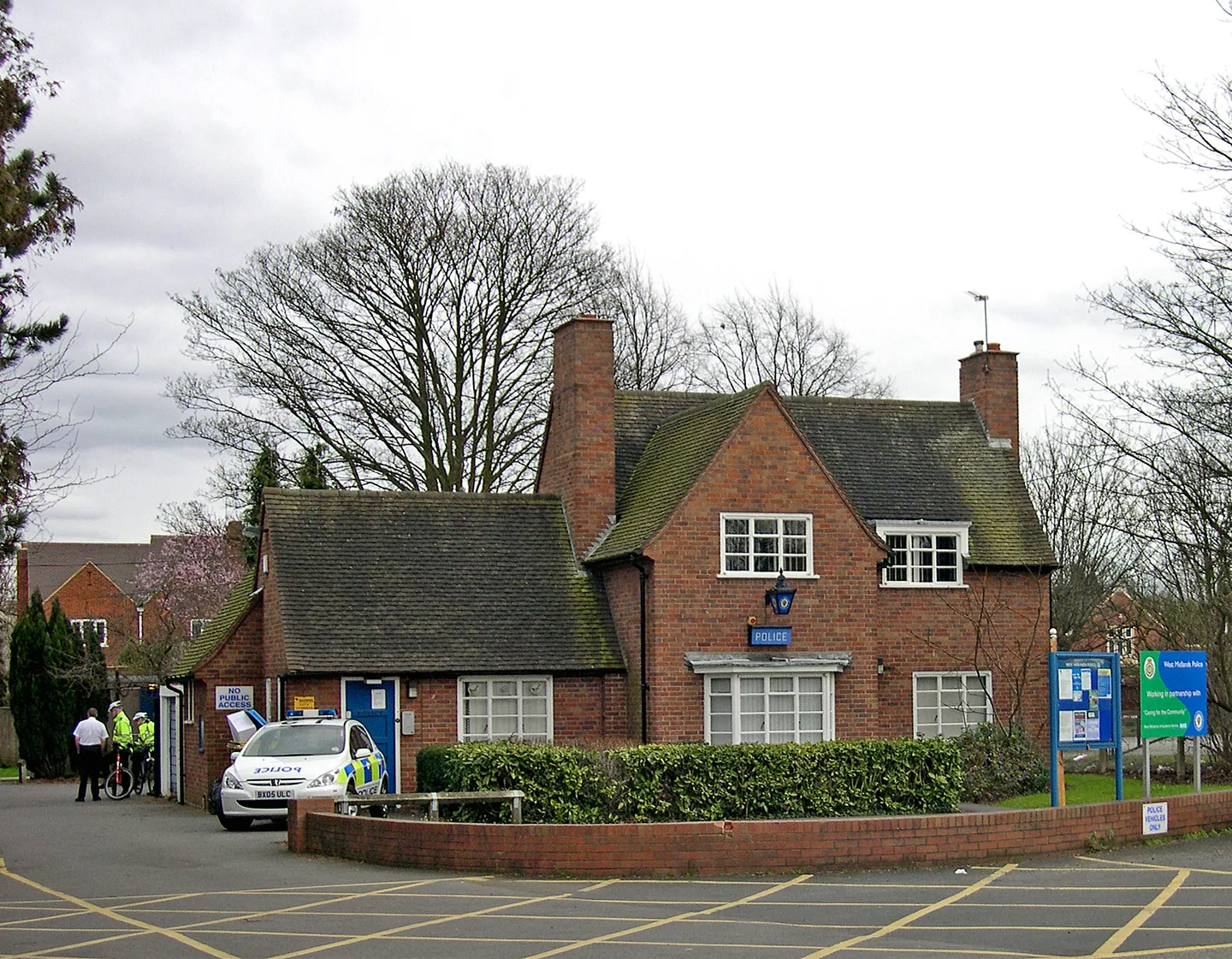 Photo showing: Village Police Station, Kingswinford, Staffordshire A dying breed; many other similar small police stations have been closed. This one covers Kingswinford, Wall Heath, Wordsley, and Hawbush.....but for how long? The West Midlands Police website states: "the team consists of eight full time PCs, two part time PCs, eight police community support officers (PCSOs) and a number of special constables."