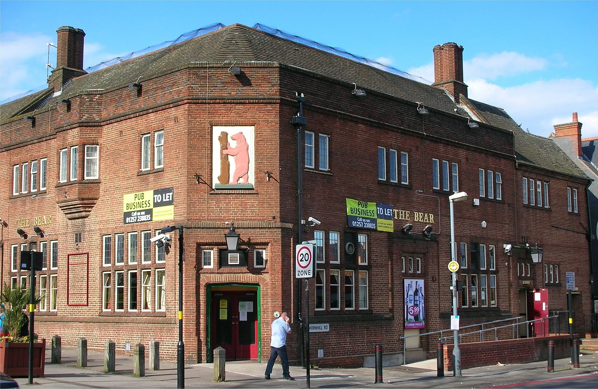 Photo showing: The Bear, Stratford Road, Sparkhill, Birmingham, England. A public house designed by Holland W. Hobbiss with pub sign sculpted by William Bloye. Photographed by me 8 April 2007. Oosoom