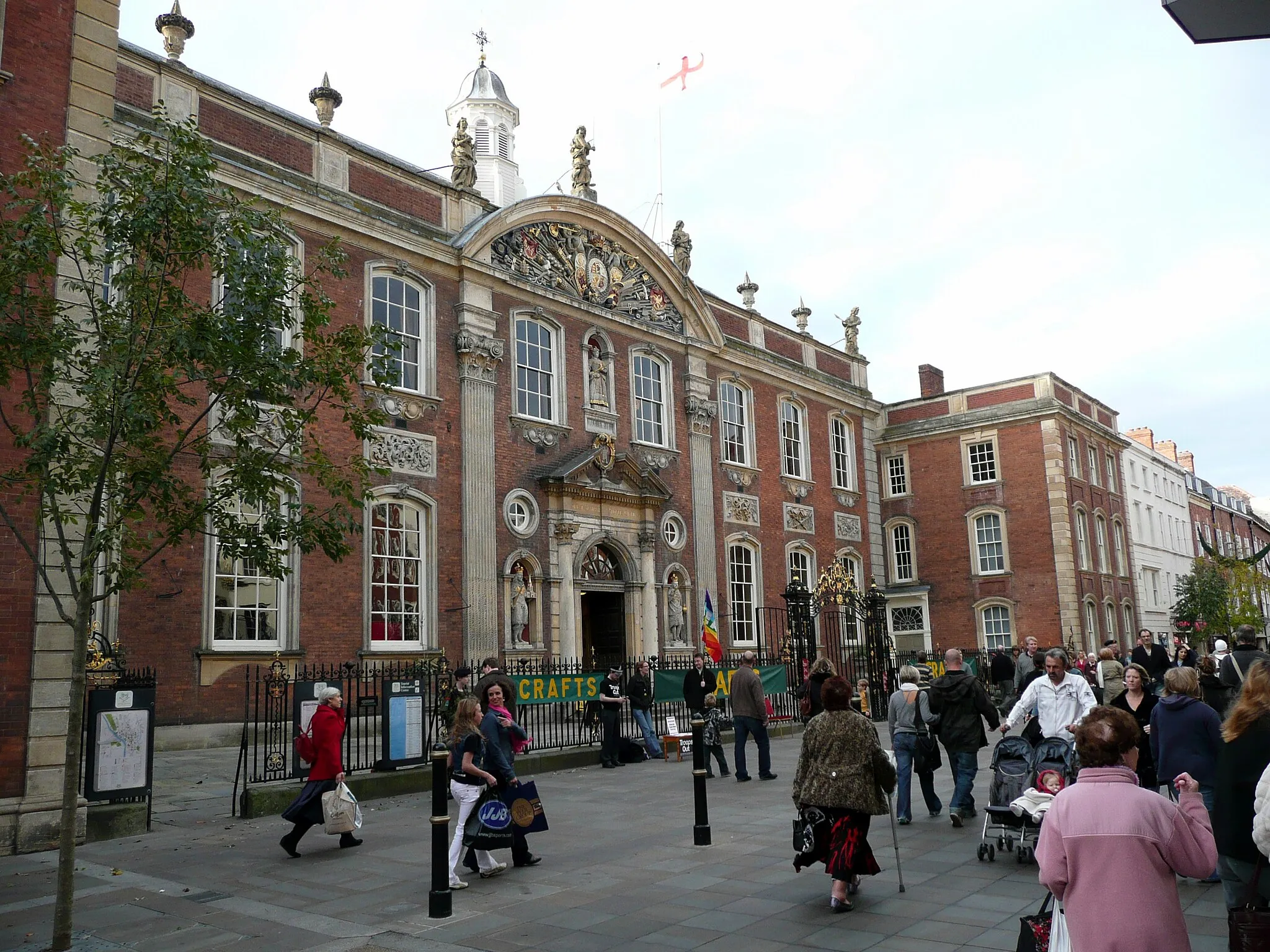 Photo showing: Worcester Guildhall. Begun in 1721 from designs by Thomas White, a Worcester architect and pupil of Sir Christopher Wren. The Guildhall replaced an earlier building occupying the same site on the High Street. The designer was reputedly Thomas White, a local stonemason. The building was constructed in the Queen Anne style and contained the administrative centre for Worcester as well as civil and assize courts for the county of Worcestershire