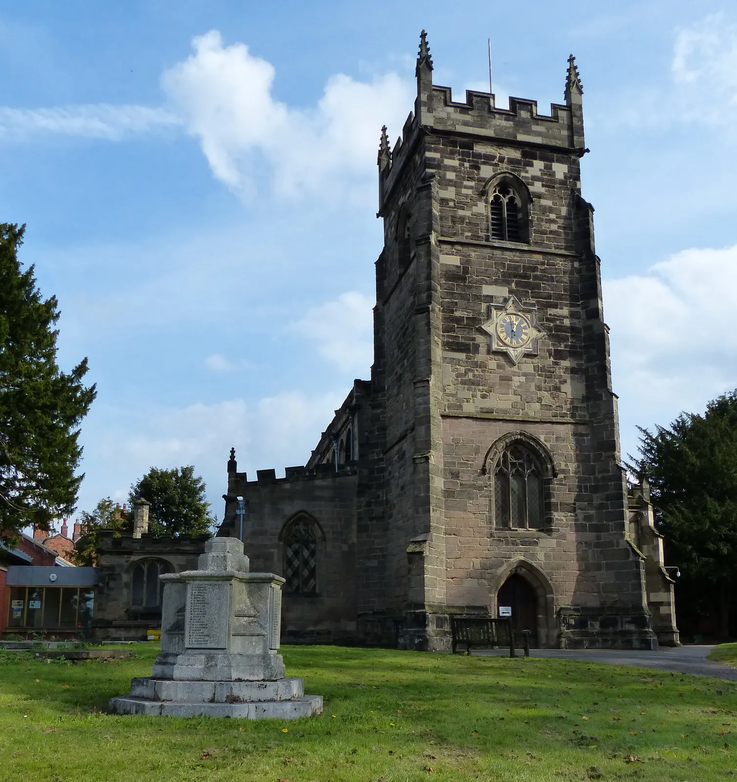 Photo showing: Saint Nicolas Parish Church in Nuneaton.