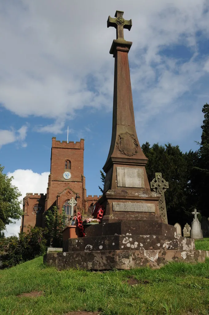 Photo showing: Hartlebury War Memorial and Church