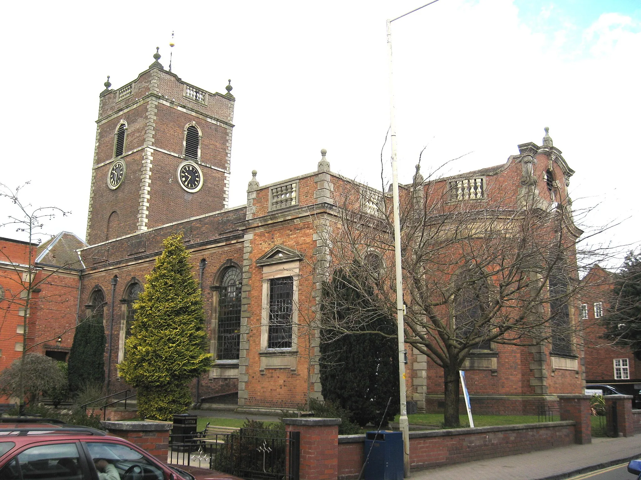 Photo showing: St Thomas's parish church, Stourbridge, West Midlands, seen from the southeast. Building of the church started in 1728 and was nearly complete by 1736. On the right is the chancel, added in 1890.