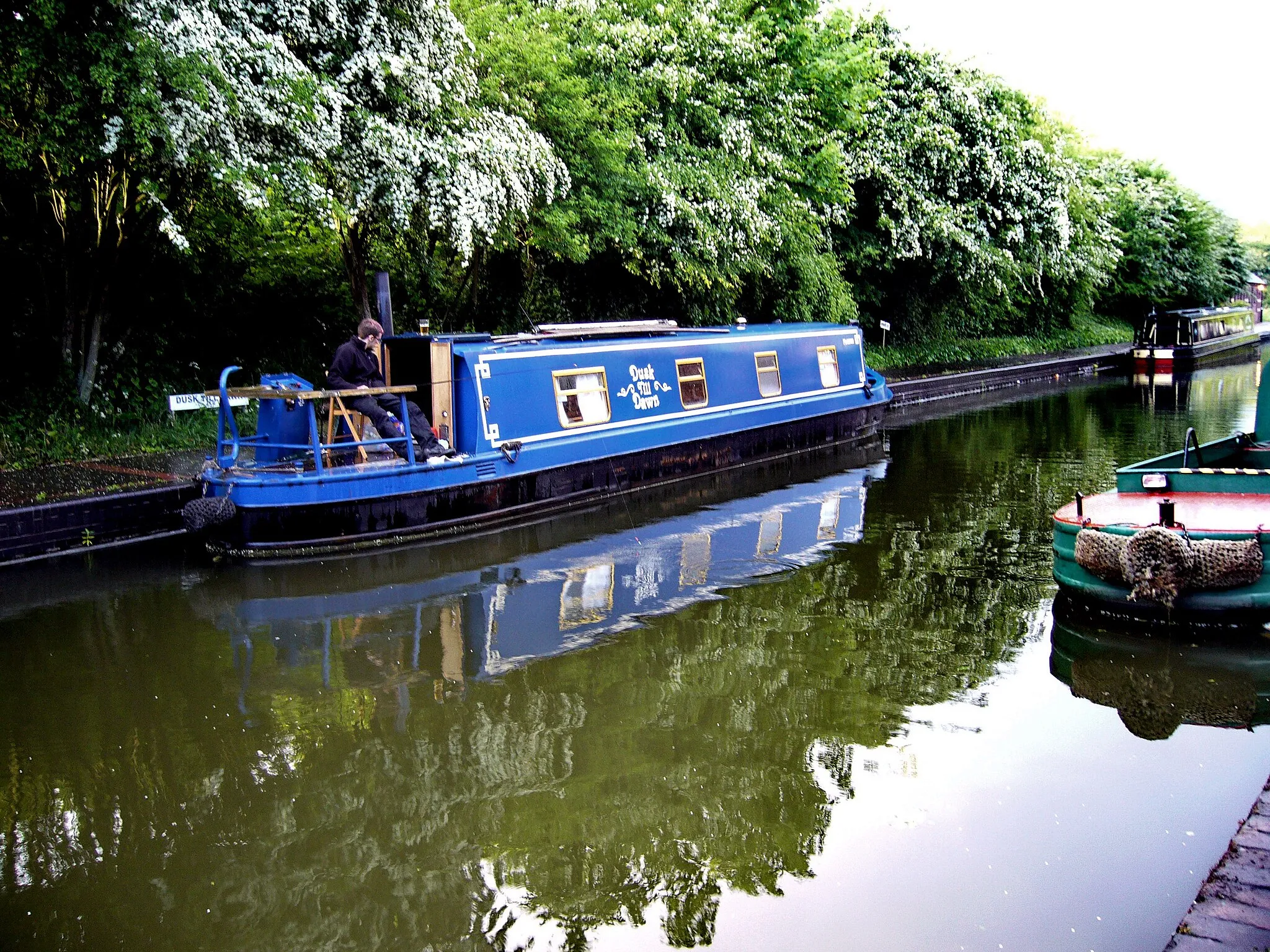 Photo showing: Boat moored on the Dudley canal, near the north portal of Dudley Tunnel