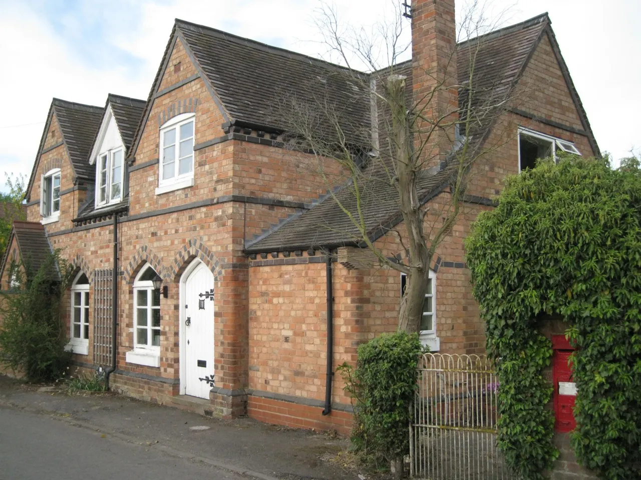 Photo showing: Semi-detached cottages, Rookery Lane