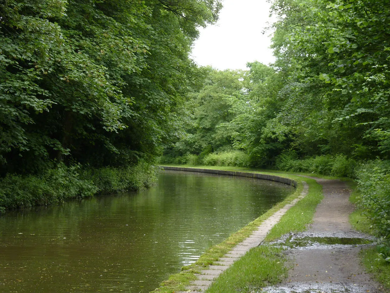 Photo showing: Birmingham and Fazeley Canal alongside Hopwas Hays Wood