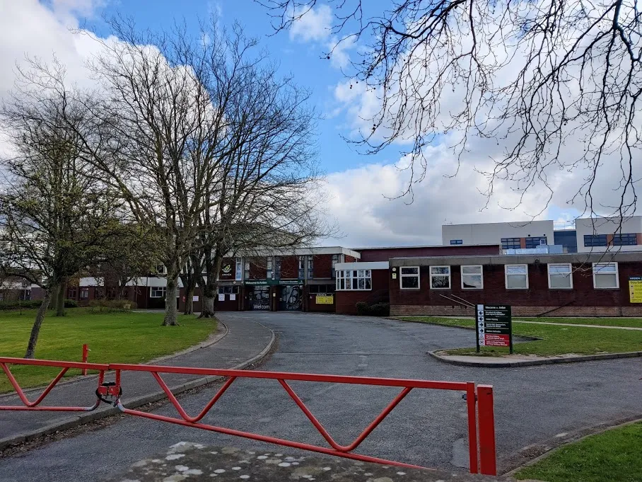 Photo showing: Arden Academy in Knowle, West Midlands as seen from the front gate.