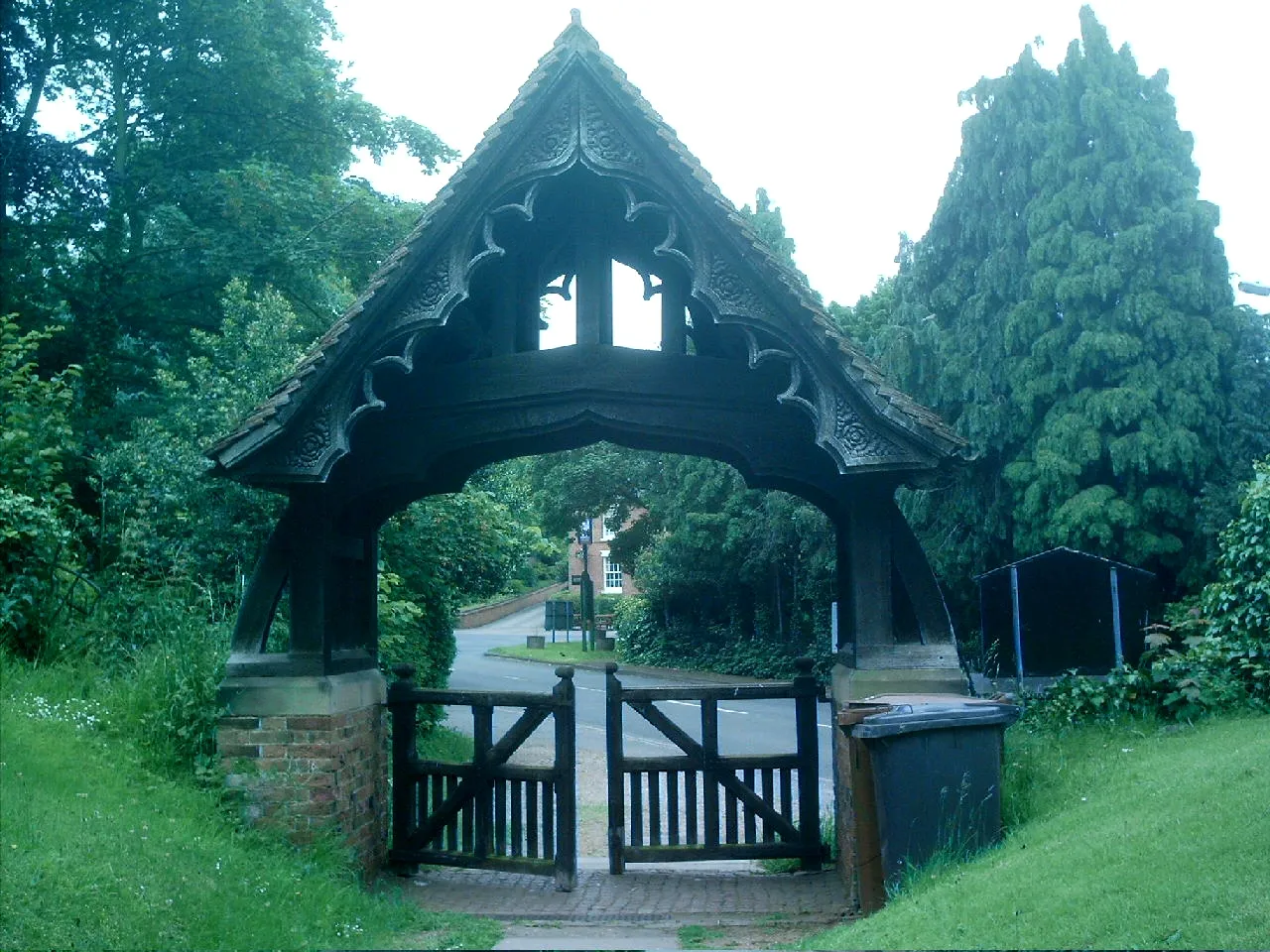 Photo showing: Walton on Trent lytch gate, South Derbyshire