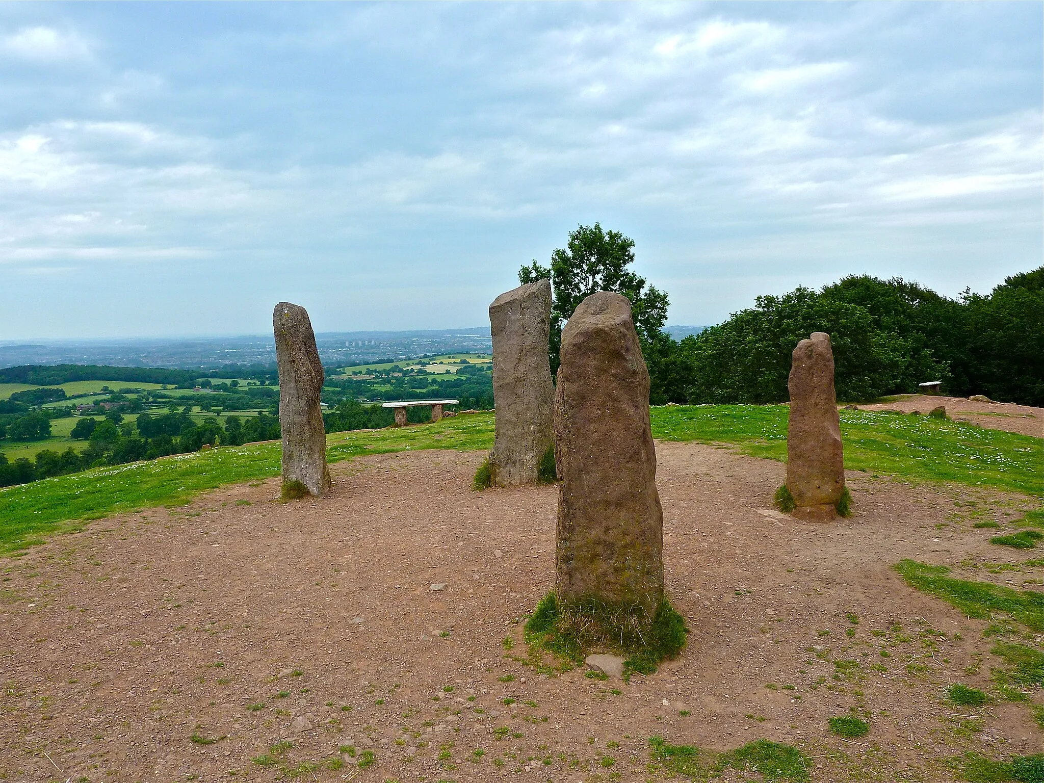 Photo showing: A photo of the four stones on the top of the Clent Hills, Clent, Worcestershire, UK at 52° 25′ 15.29″ N, 2° 5′ 56.12″ W. Originally, they were a feature of the Hagley Hall Estate owned by Lord Cobham, from the 18th century. They were created as a folly to be viewed from down the valley by visitors. An all-ability path climbs up from Nimmings Wood car park to a viewing platform near the stones.