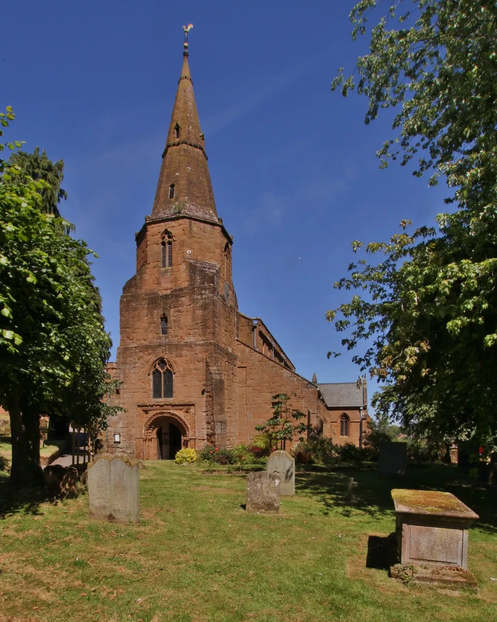 Photo showing: Parish church of St Nicholas, Kenilworth, Warwickshire, seen from the southwest