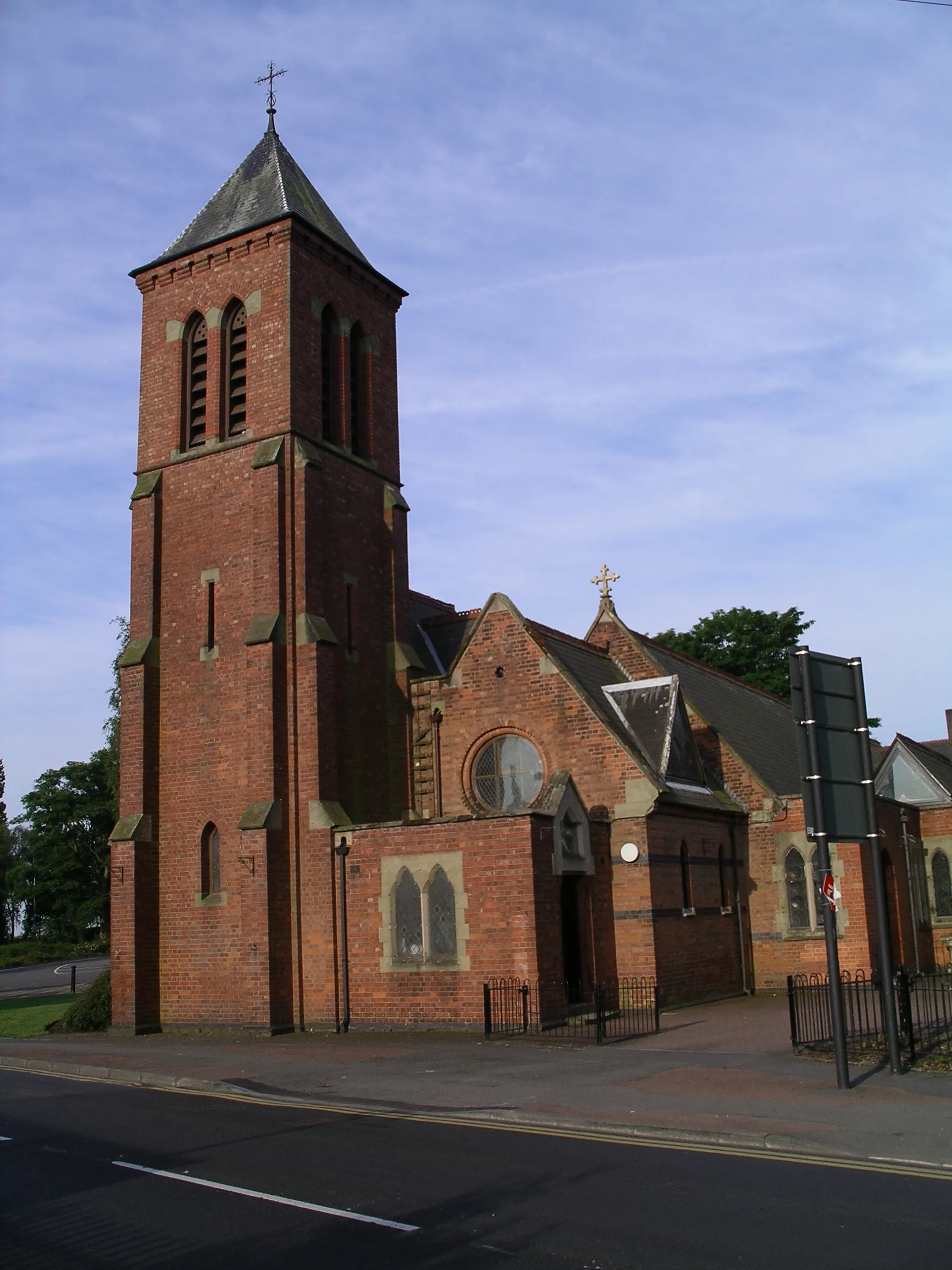 Photo showing: Roman Catholic church of St Francis of Assisi, Rye Piece Ringway, Bedworth, Warwickshire