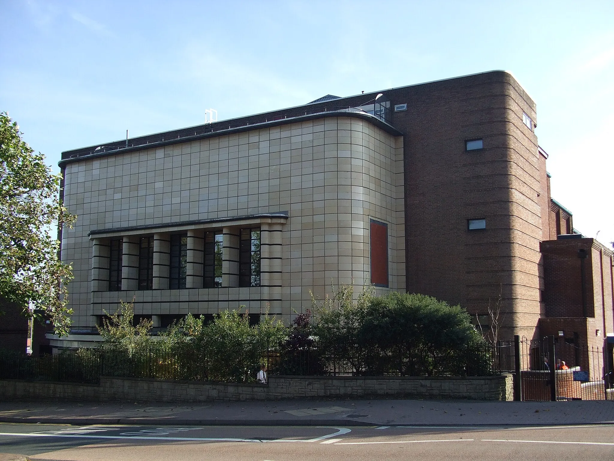 Photo showing: The former Odeon Cinema in Dudley that opened in 1937. It is now a church for the Jehovah's Witnesses, and in 2000 was made a Grade II Listed Building.
