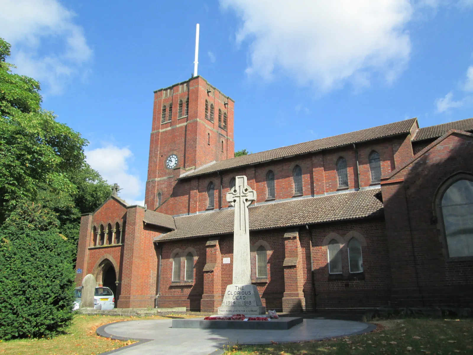 Photo showing: St Giles' Church, in Rowley Regis, Sandwell, West Midlands. In front of the church is a Grade II listed war memorial.