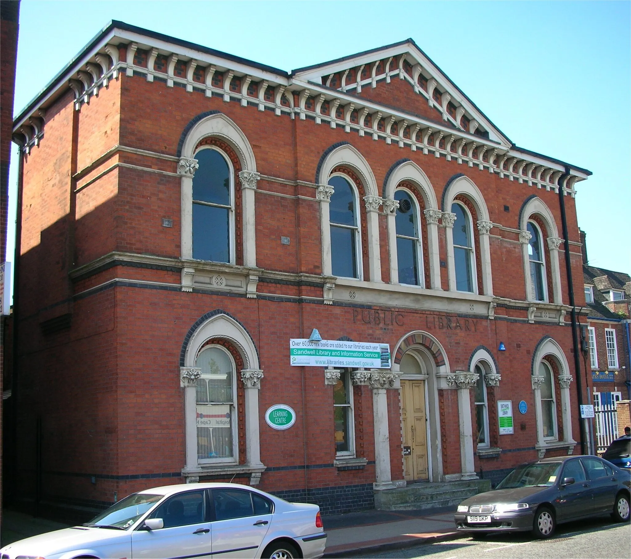 Photo showing: The public library in Smethwick, West Midlands, England. Designed by Yeoville Thomason. Photographed by me 2 May 2007. Oosoom