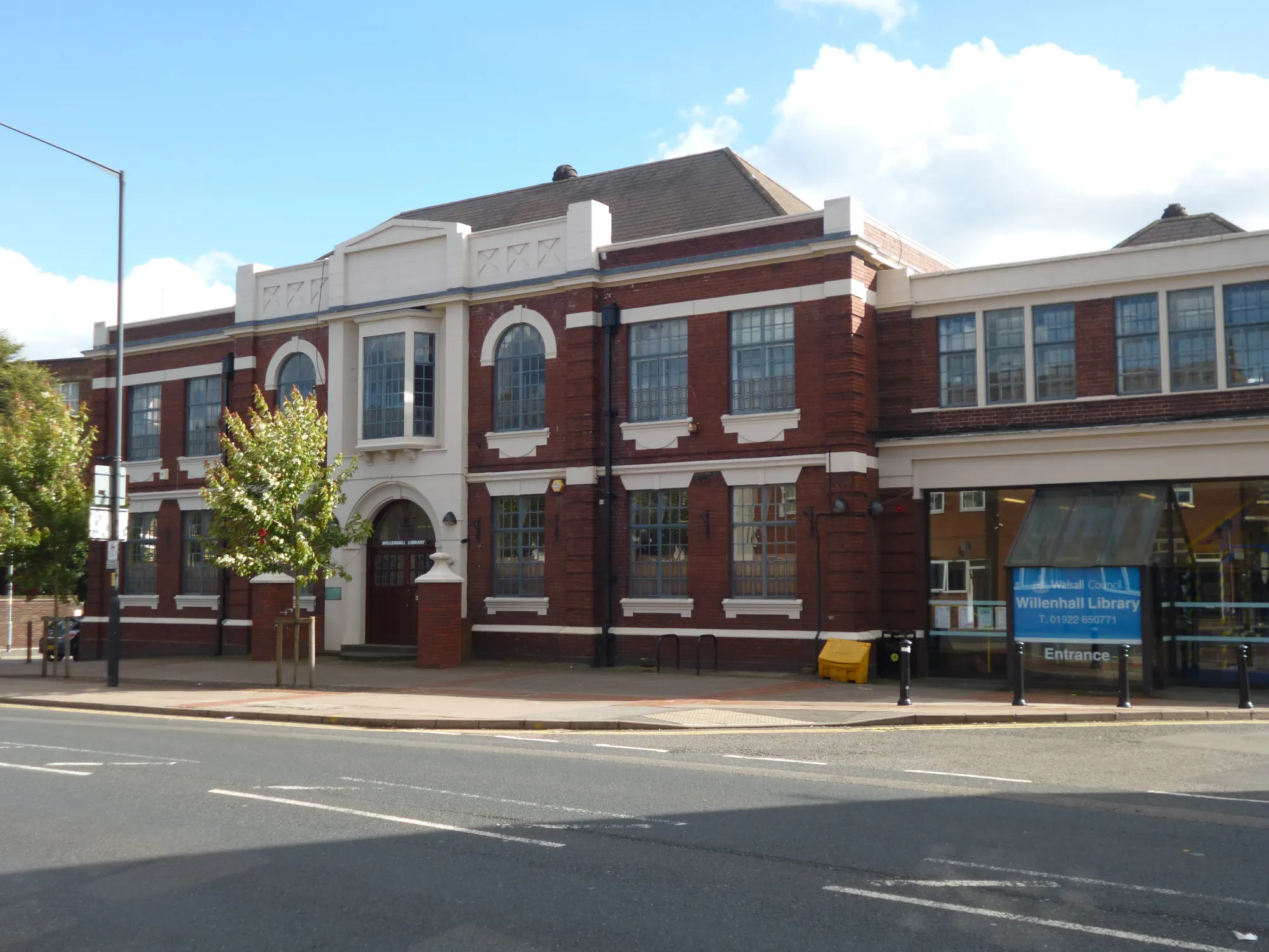 Photo showing: This library is run by Walsall libraries.
Further information is on their website: lovelibrarieswalsall.co.uk/locations/willenhall-library/

Photo credit: Helena Denham, Information Services Co-ordinator, Walsall libraries.