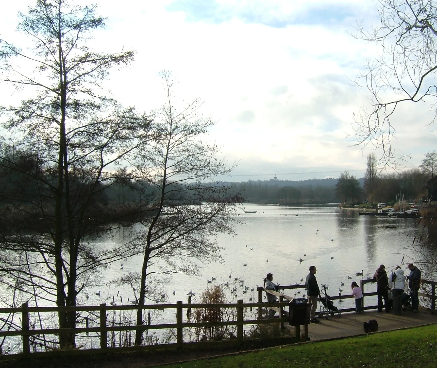 Photo showing: Arrow Valley Lake in Arrow Valley Park, Redditch, Worcestershire.  Taken by DKJackson in December 2005.  The Redditch Sailing Club building is visible on the right.  The water tower in Headless Cross is visible on the horizon - this is a familiar Redditch landmark visible around the town.