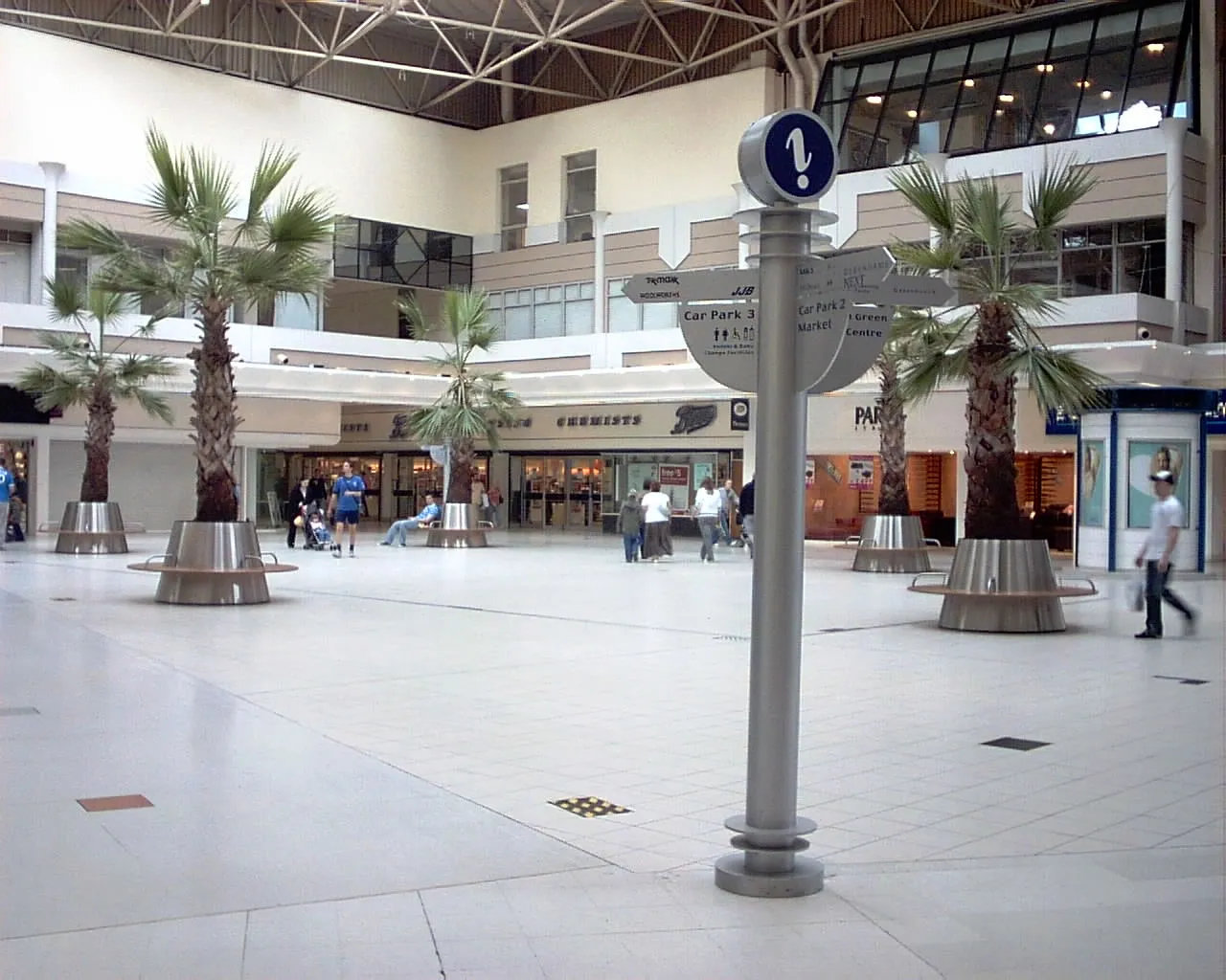 Photo showing: Worcester Square, Redditch, as it used to look before the palm trees were removed and a coffee shop was laid out in the space vacated.