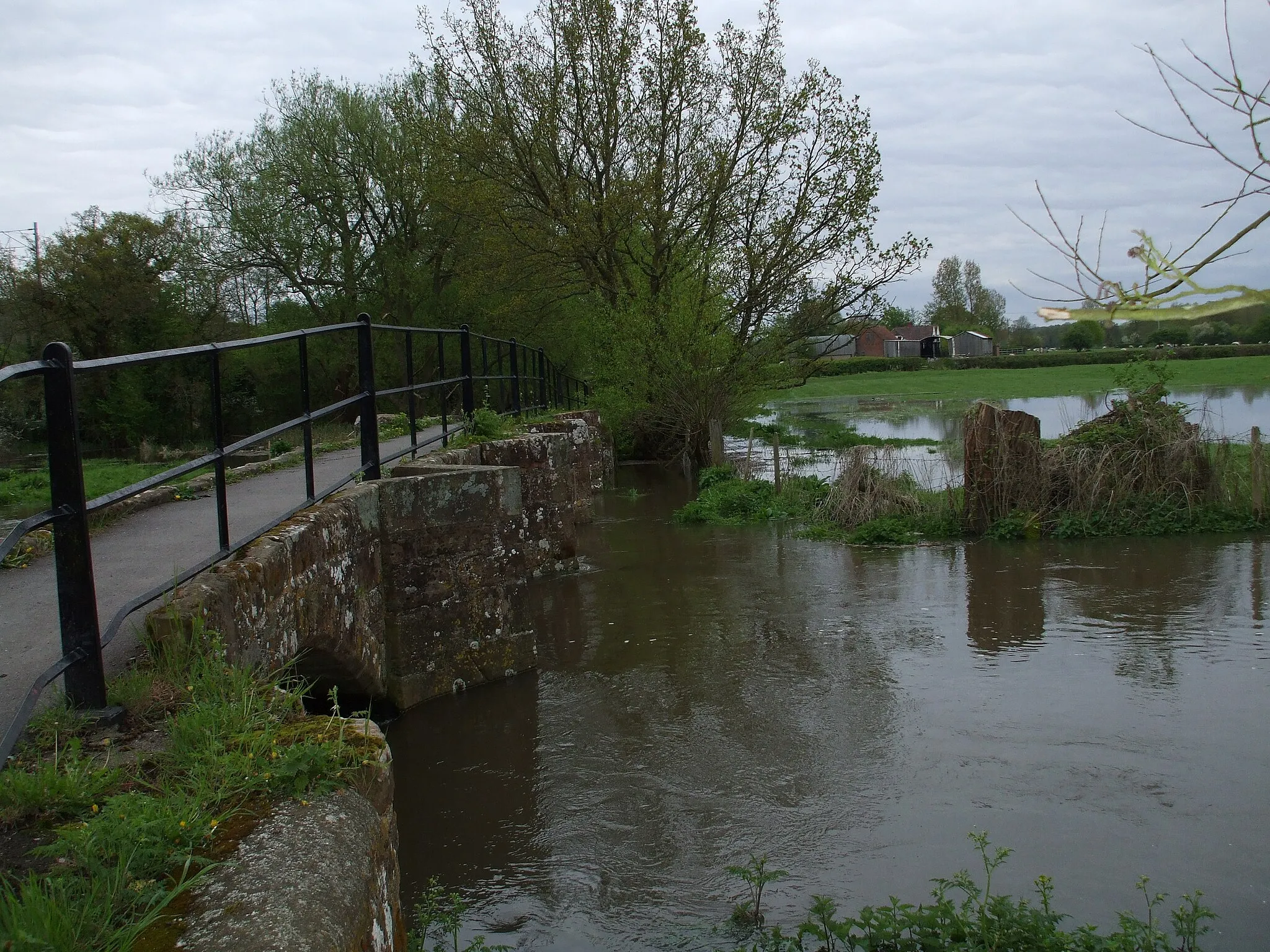 Photo showing: 15th-century packhorse bridge over the River Blythe at Hampton-in-Arden, Warwickshire