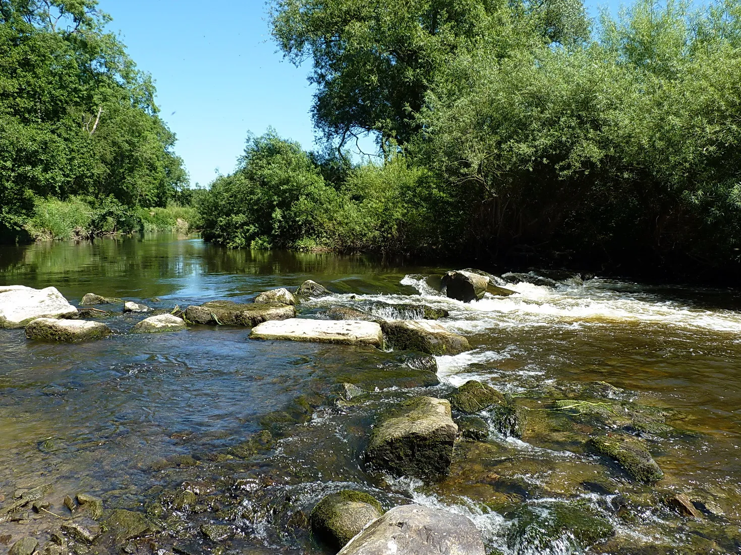 Photo showing: A rocky weir