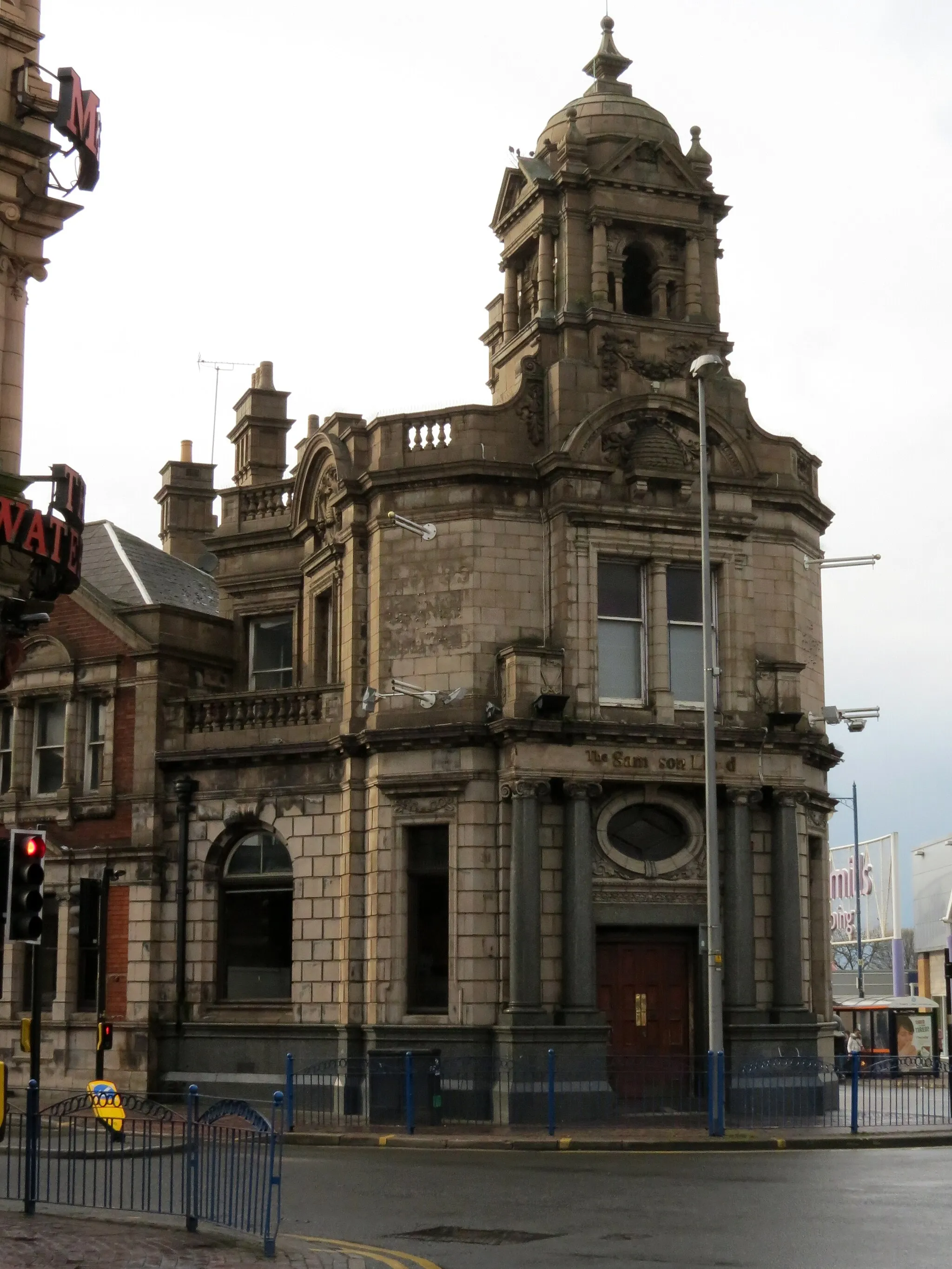 Photo showing: The Lloyds Bank building on the junction of Waterloo Road and High Street, Smethwick.