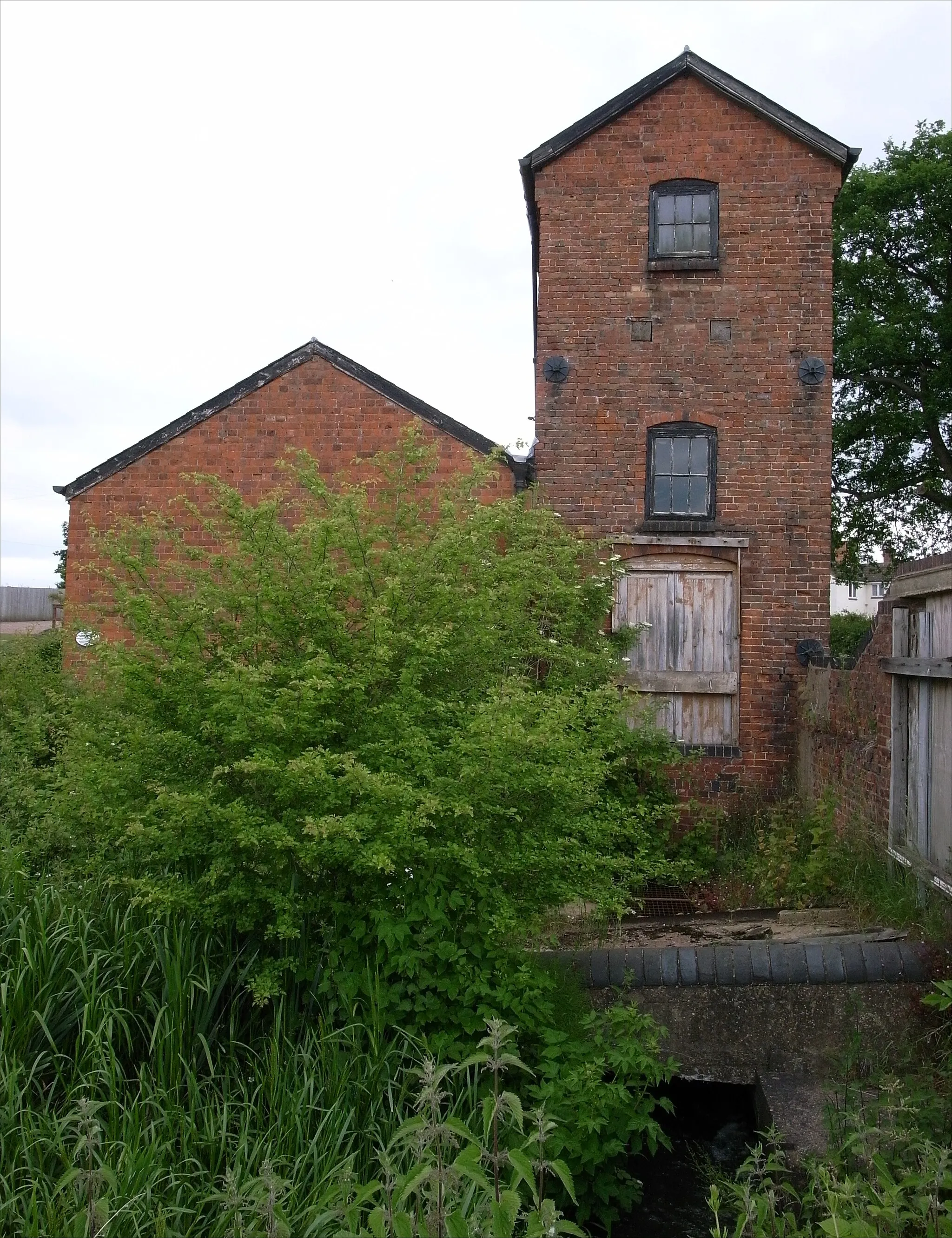Photo showing: 1821 engine house at Earlswood Lakes, Earlswood, West Midlands (formerly Warwickshire). Used to pump water from the reservoirs to the Stratford-upon-Avon Canal.