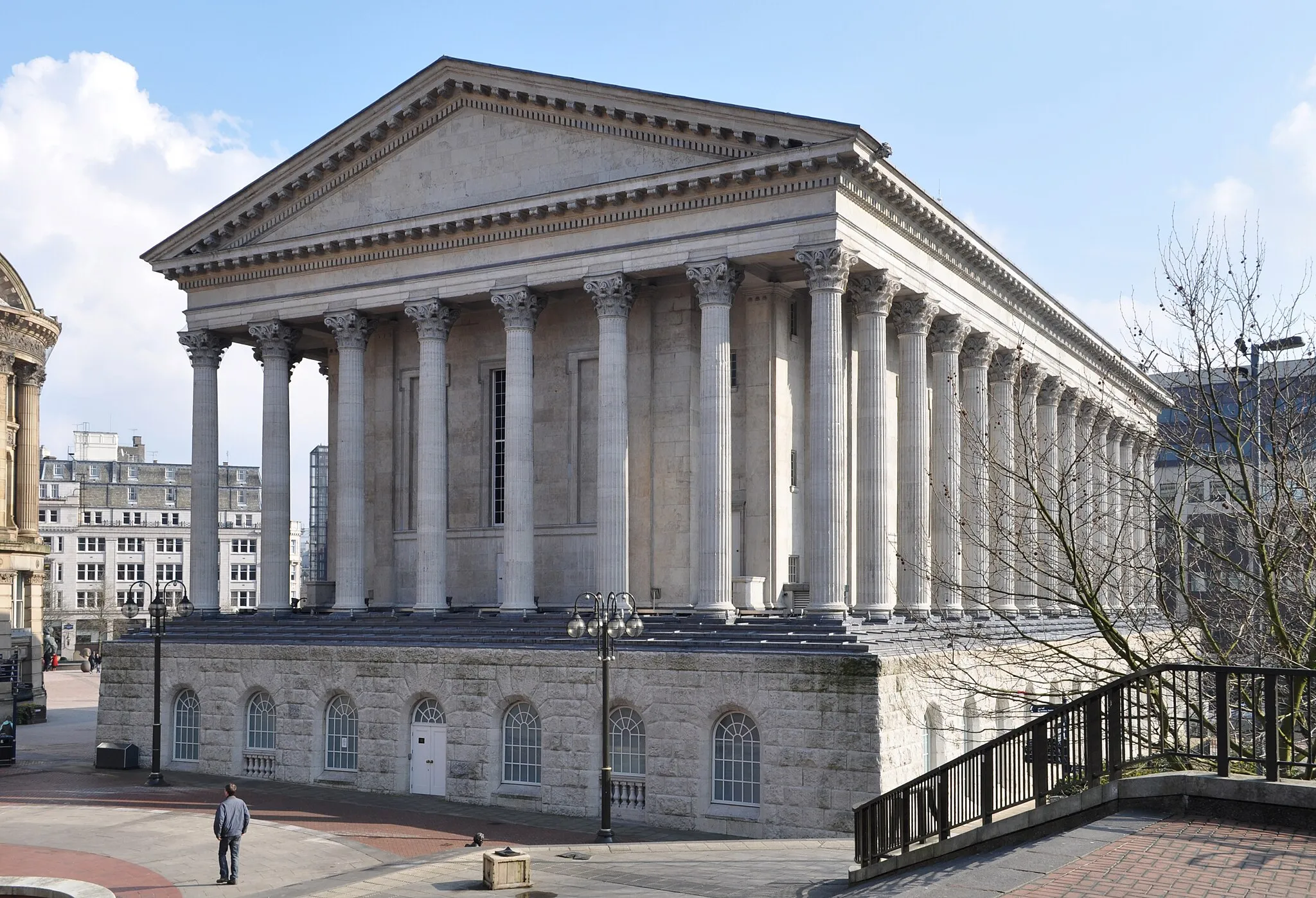 Photo showing: Birmingham Town Hall from Chamberlain Square