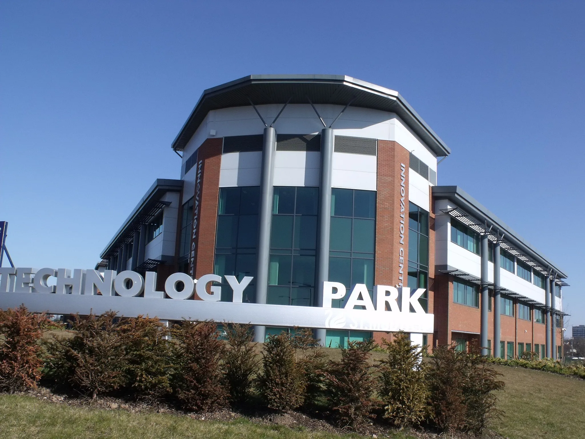 Photo showing: This is the Longbridge Technology Park on the Bristol Road South in Longbridge. Near the site of the former Longbridge car plant.
On the right side is the Innovation Centre.
The sign of the Longbridge Technology Park.
The site was developed by St Modwen and Advantage West Midlands (who are also in charge of the rest of the Longbridge site).

Longbridge Lane is to the right of here.