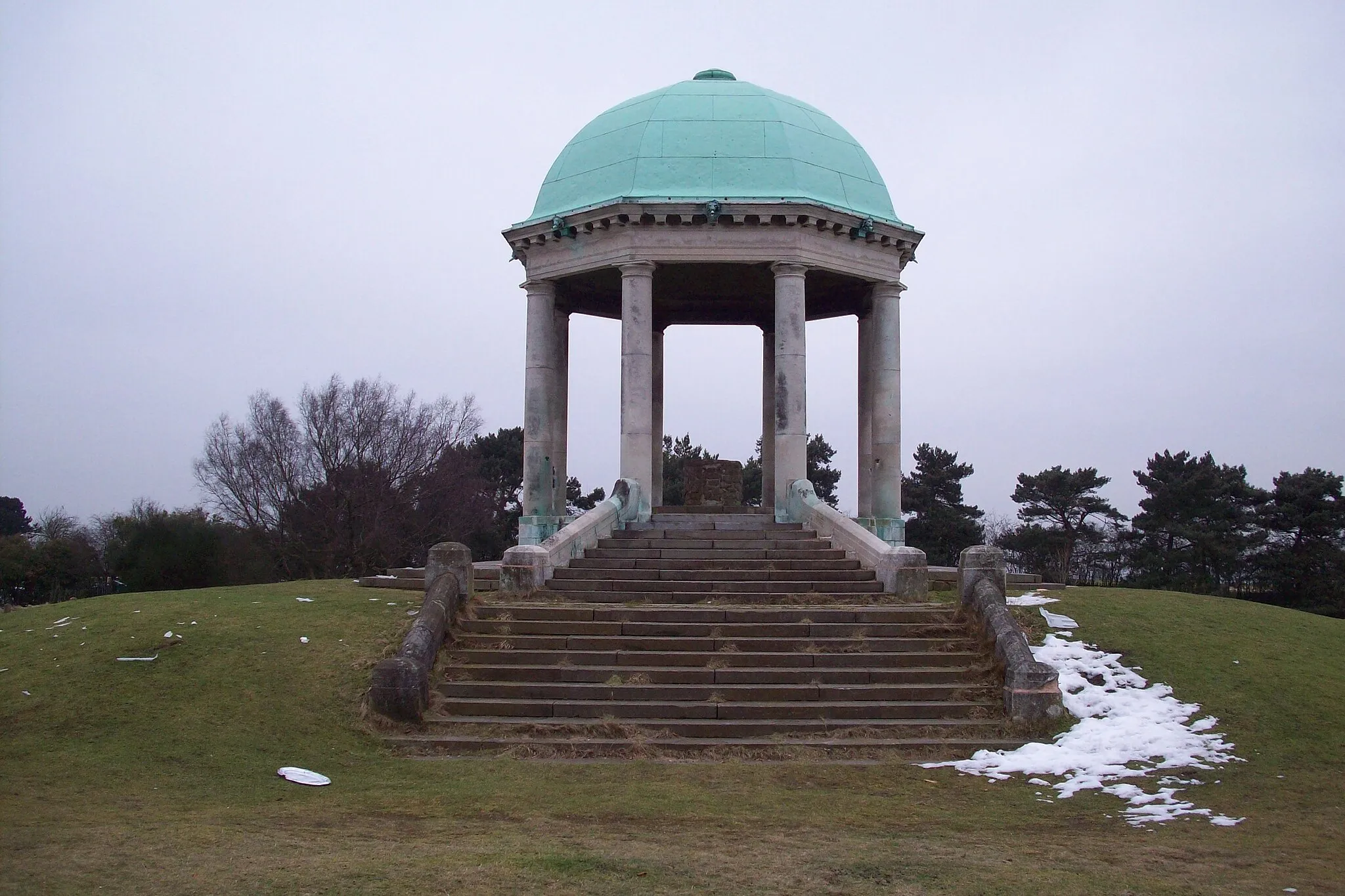 Photo showing: C Manning. My own photo taken of the Monument at the top of Barr Beacon Hill in the West Midlands. Picture date 14/02/09