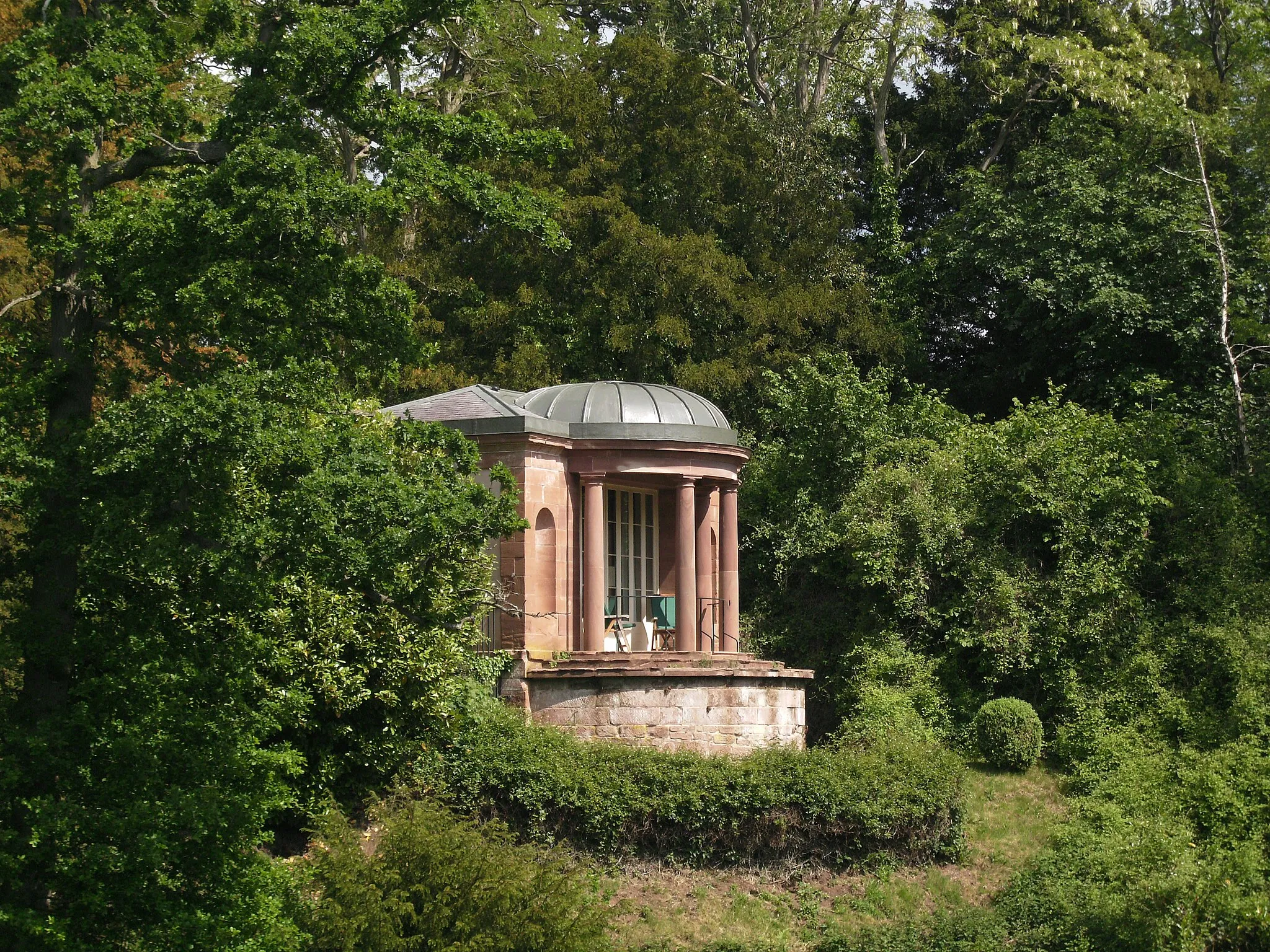 Photo showing: Reconstructed 18th century Doric Temple feature, the Dingle, Badger, Shropshire.