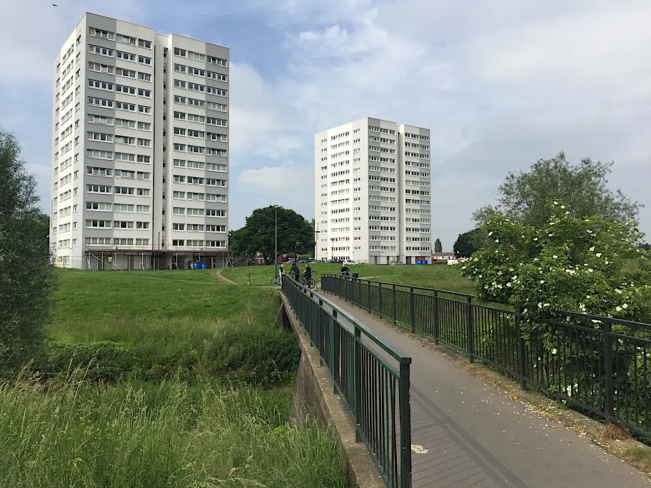 Photo showing: 14-storey blocks of flats overlooking the River Cole, Bacon's End, east Birmingham