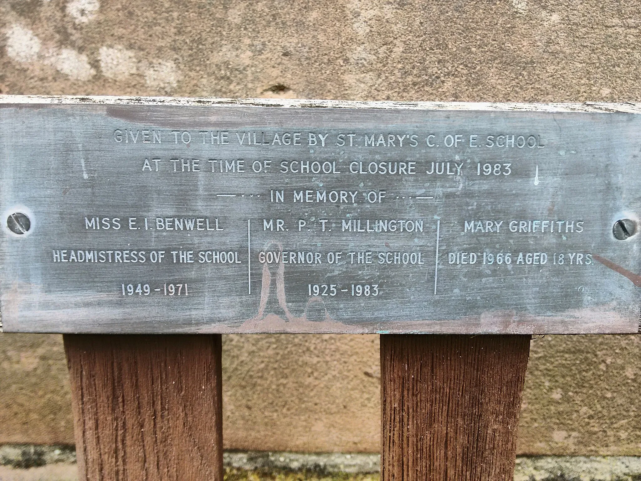 Photo showing: GIVEN TO THE VILLAGE BY ST MARY'S C. OF E. SCHOOL
AT THE TIME OF SCHOOL CLOSURE JULY 1983

IN MEMORY OF

MISS E. I. BENWELL…