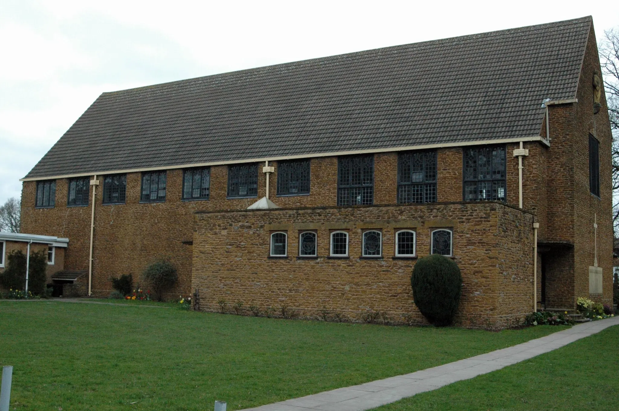 Photo showing: This is St Chads Church near Walmley in Sutton Coldfield. Designed by Charles Bateman, it was built between 1925 and 1927. The side chapel was built in 1977 to a design by Erie Marriner. It is Grade II listed.