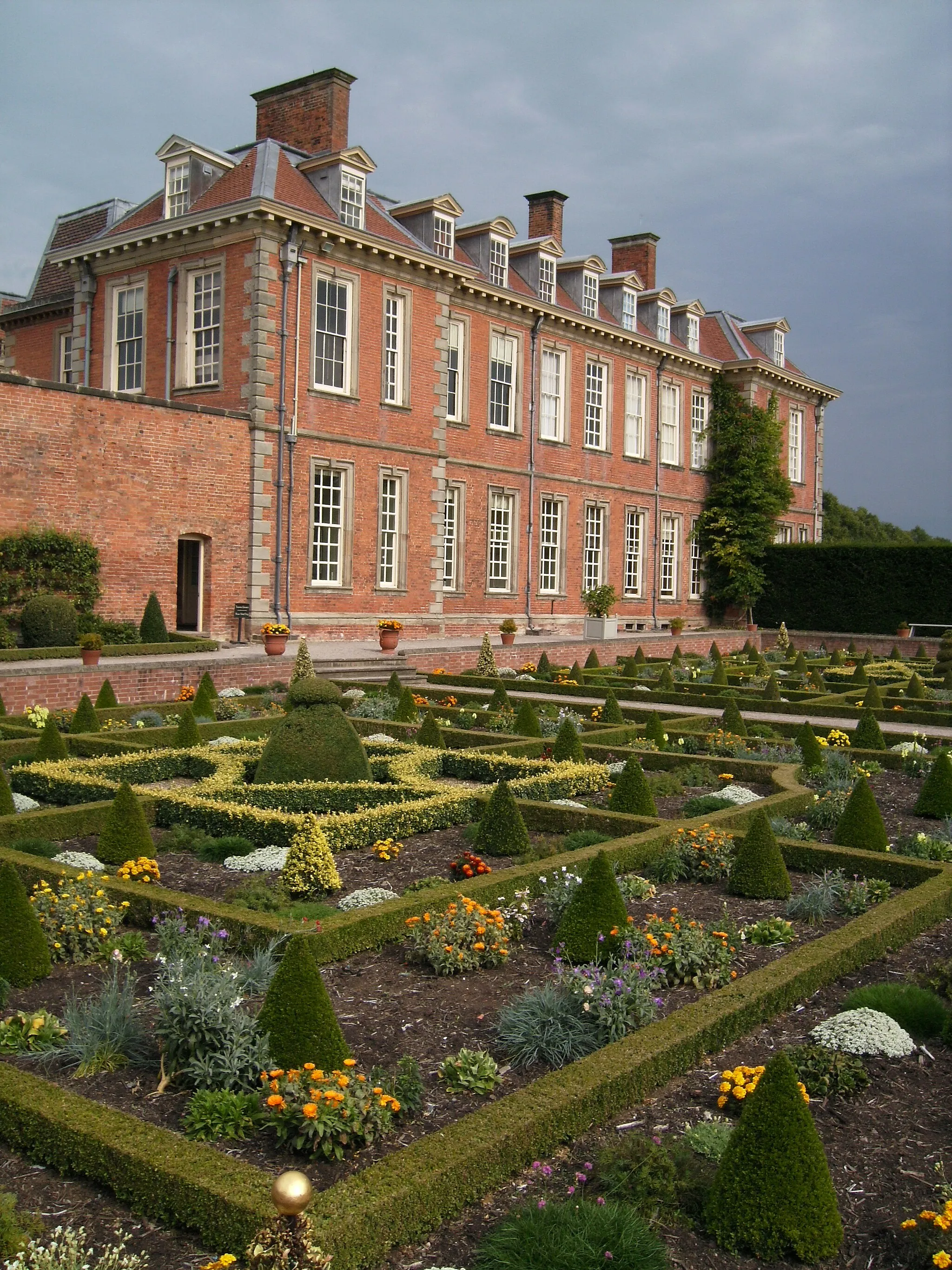 Photo showing: Hanbury Hall, Worcestershire, England: parterre garden viewed from terrace by long gallery.