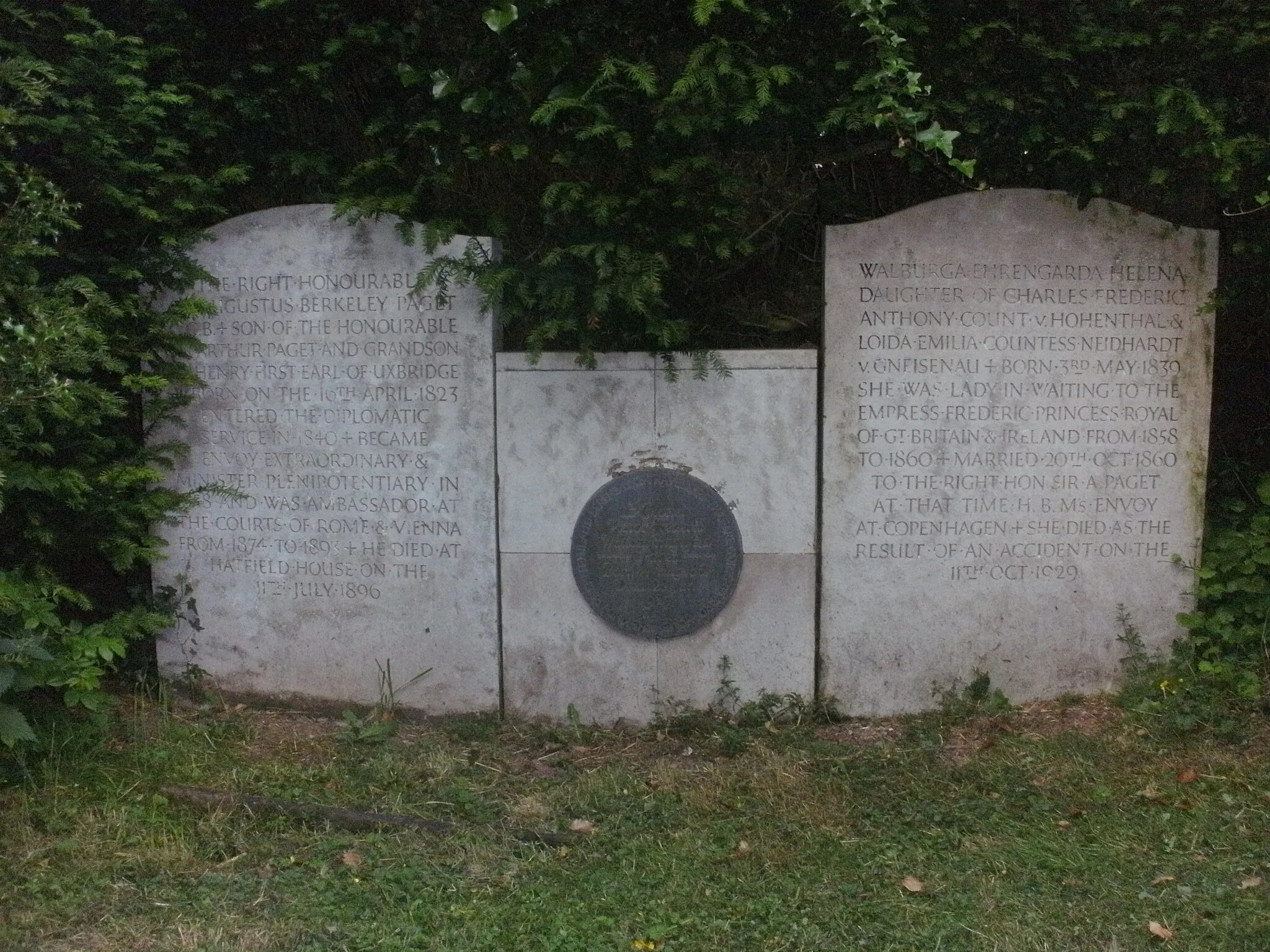 Photo showing: Paget family plot in the cemetery of Tardebigge, Worcestershire, with the graves of Sir Augustus Berkeley Paget, GCB (1823 – 1896) and his wife Walburga Ehrengarde Helena (née Countess von Hohenthal, 1839 – 1929)