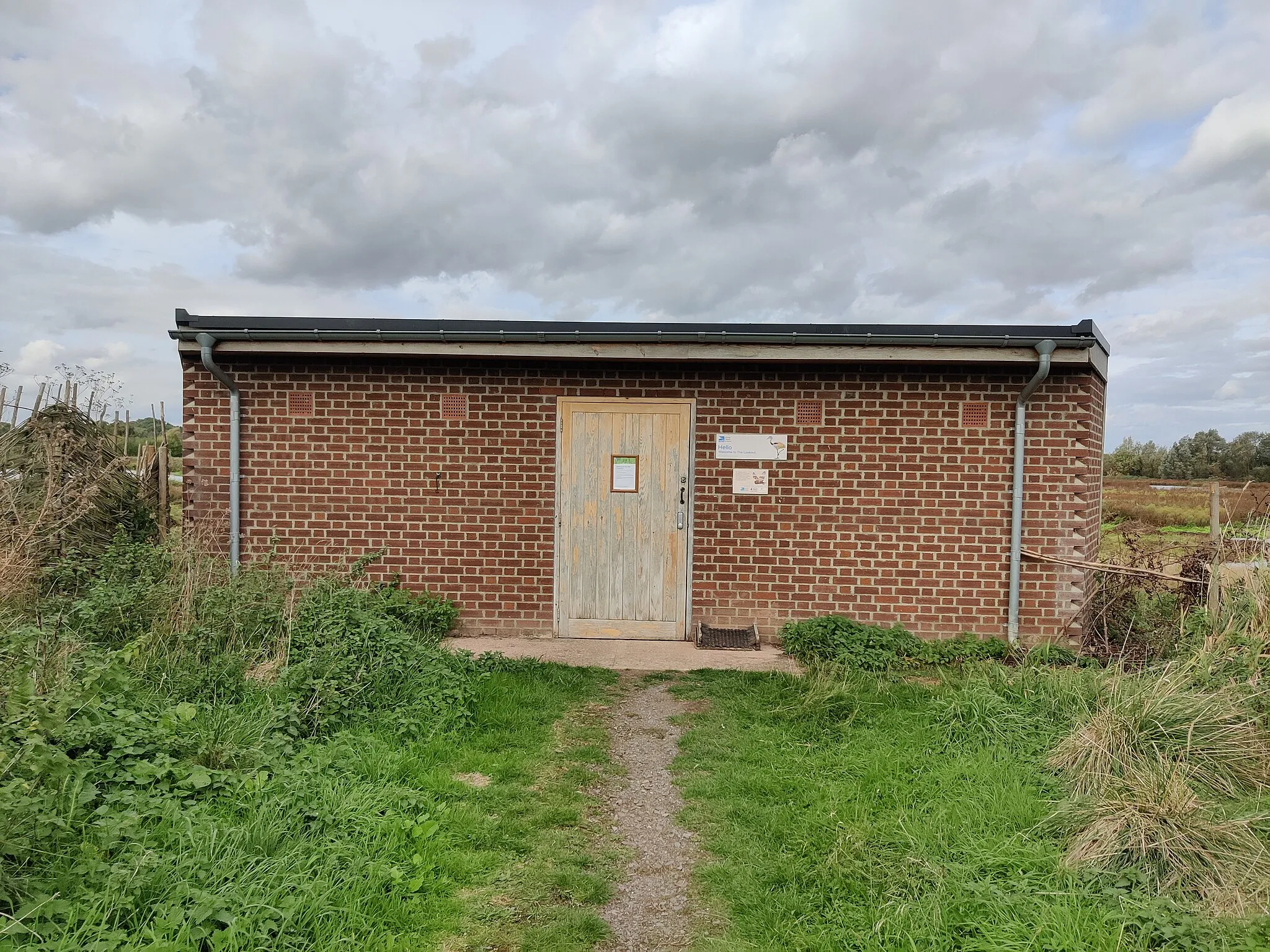 Photo showing: Rear wall and entrance, The Lookout (bird hide), RSPB Middleton Lakes, Staffordshire, England.